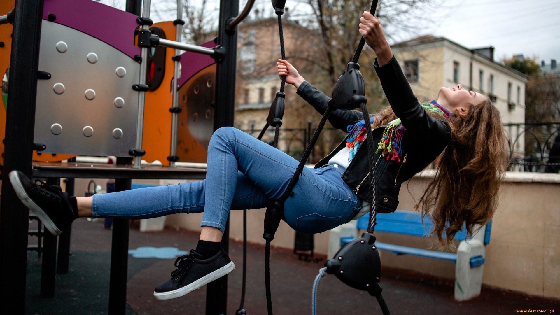 девушки, ксана, станкевич, шатенка, куртка, шарф, джинсы, площадка, качели