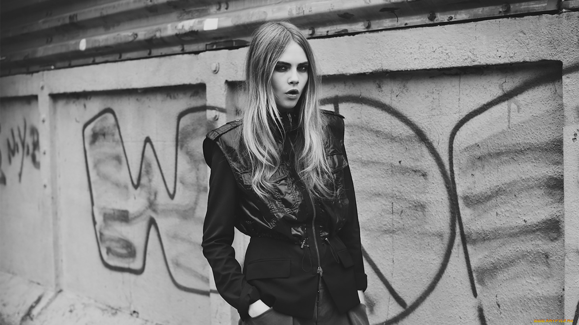 девушки, cara, delevingne, кара, делевинь, черно-белая, модель, стена, пальто