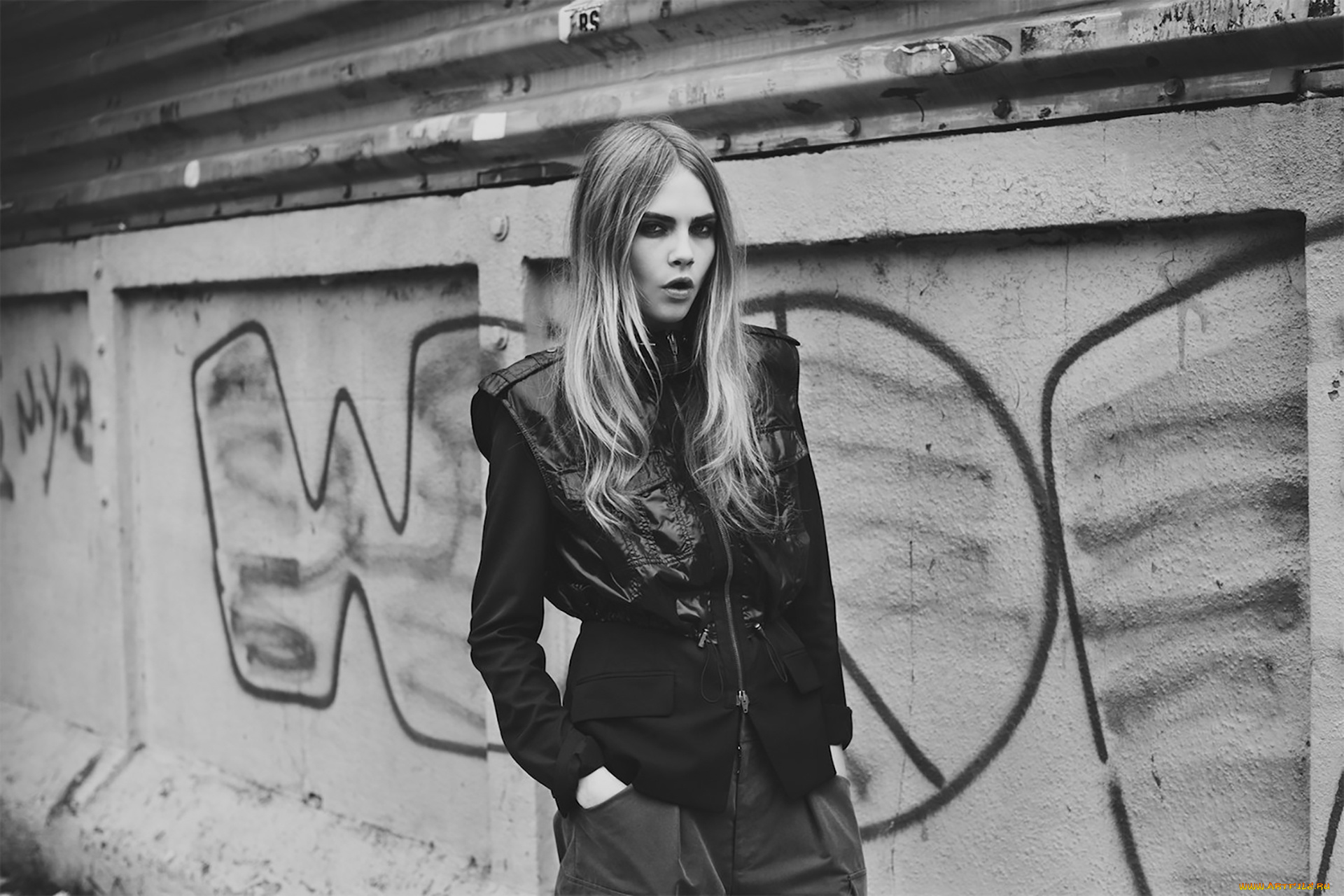 девушки, cara, delevingne, кара, делевинь, черно-белая, модель, стена, пальто