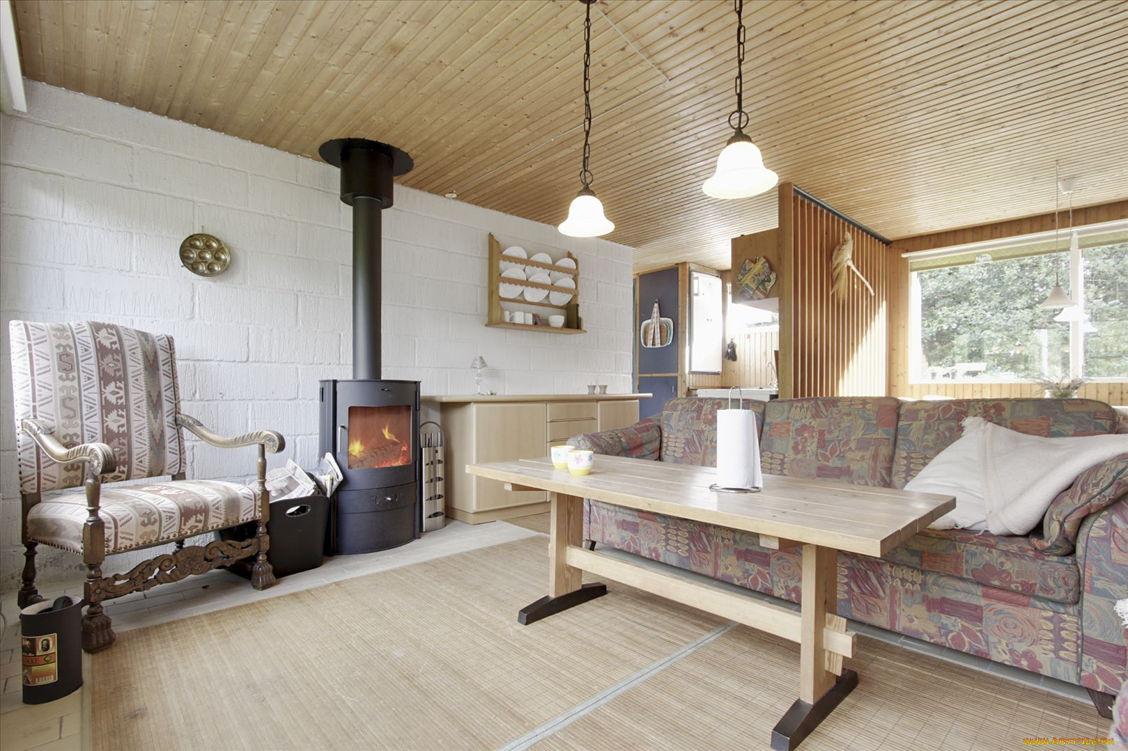 интерьер, гостиная, камин, диван, стол