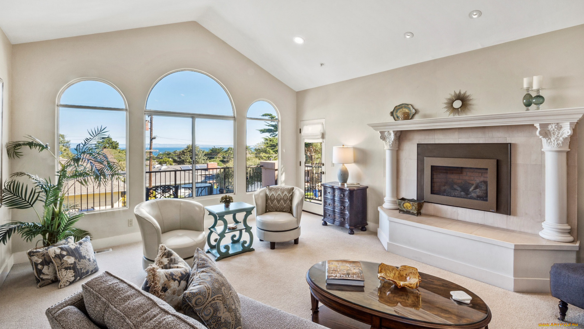 интерьер, гостиная, диван, кресла, подушки, пальма