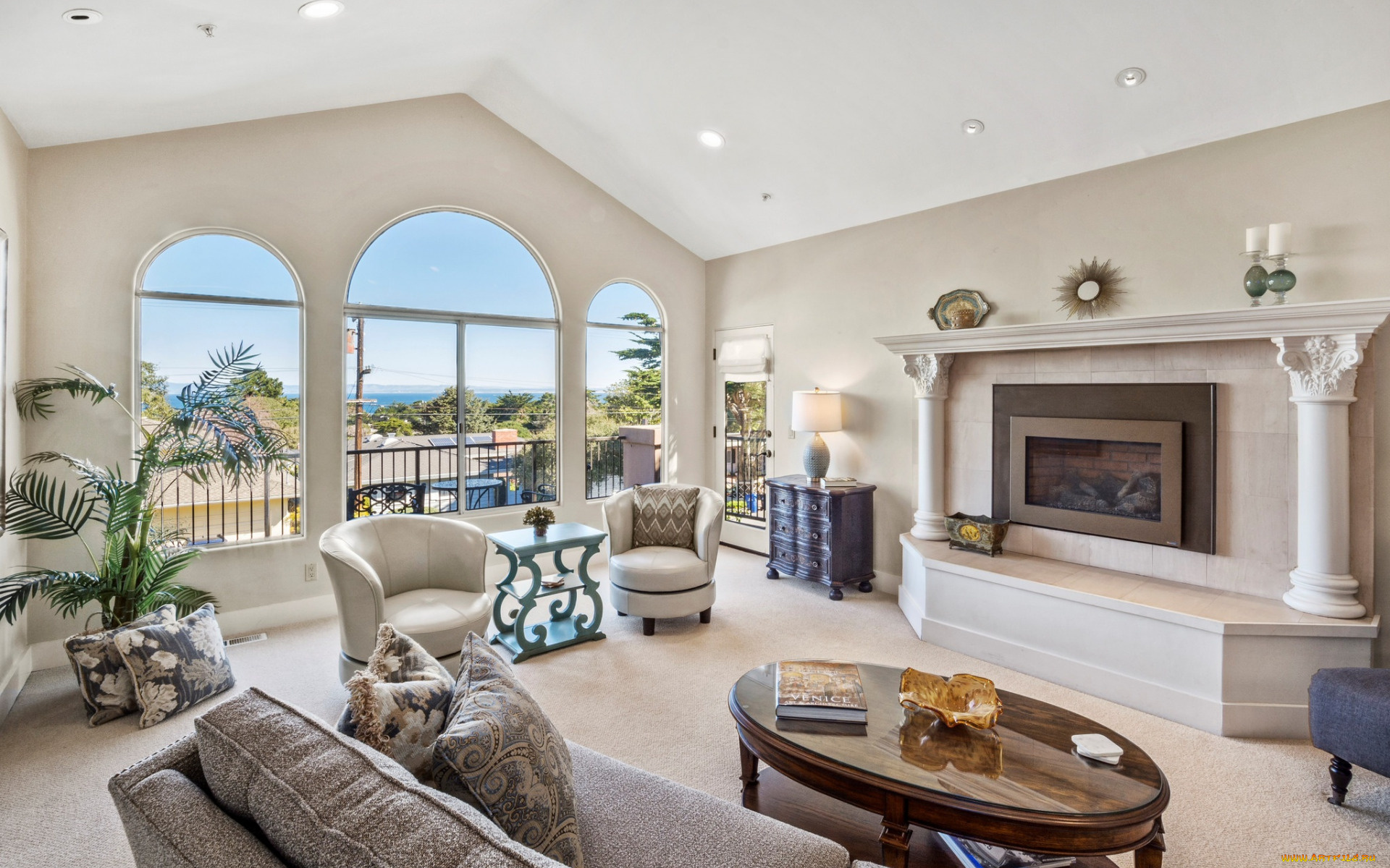 интерьер, гостиная, диван, кресла, подушки, пальма