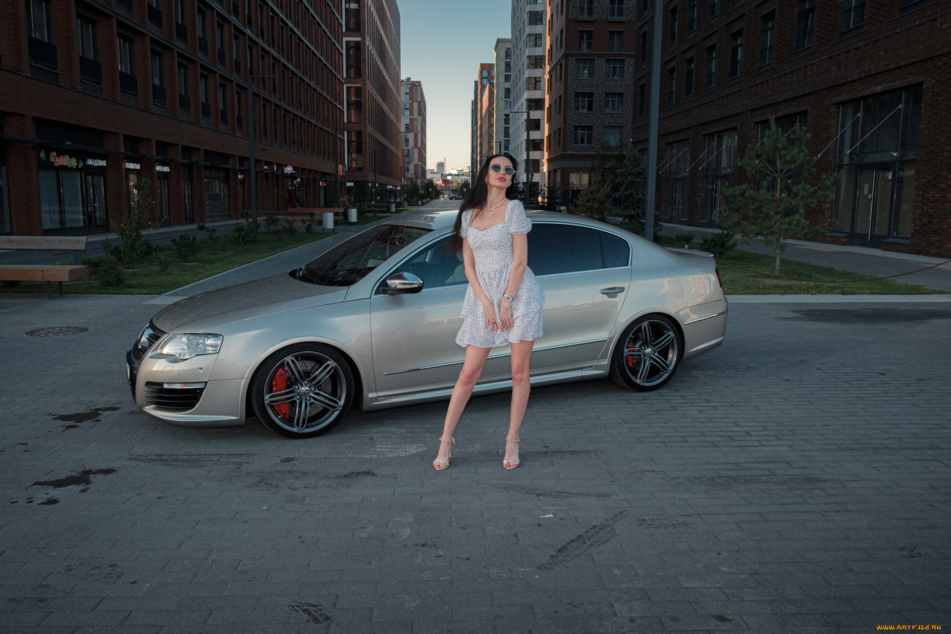 девушка, и, авто, автомобили, -авто, с, девушками, девушка, женщина, брюнетка, темноволосая, сексуальная, модель, звезда, позирует, разная, обувь, верхняя, стильная, одежда, нижнее, эротическое, бельё, трусы, лифчик, колготки, чулки, аксессуары, макияж, и, множество, элементов, на, фотографии