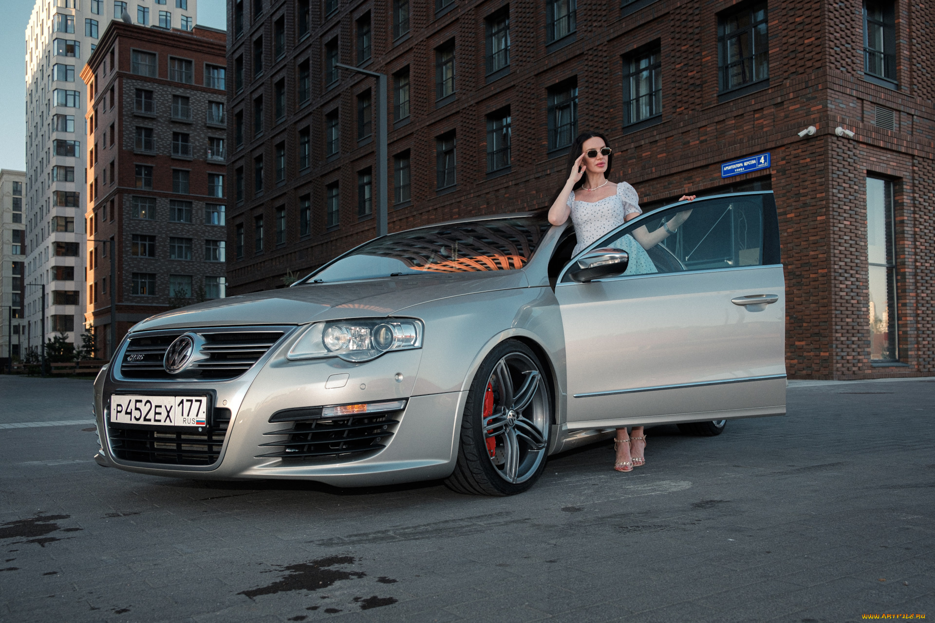 девушка, и, авто, автомобили, -авто, с, девушками, девушка, женщина, брюнетка, темноволосая, сексуальная, модель, звезда, позирует, разная, обувь, верхняя, стильная, одежда, нижнее, эротическое, бельё, трусы, лифчик, колготки, чулки, аксессуары, макияж, и, множество, элементов, на, фотографии