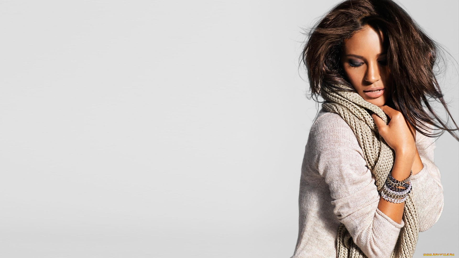 Emanuela, de, Paula, девушки, , , , брюнетка, волосы, шарф, светлый, фон