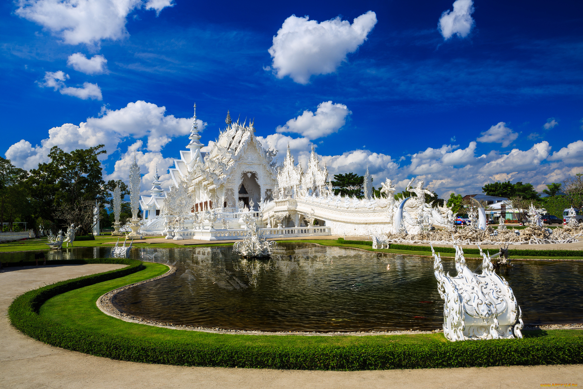 wat, rong, khun, the, white, temple, in, chiang, rai, thailand, города, буддистские, другие, храмы, таиланд, храм, пруд