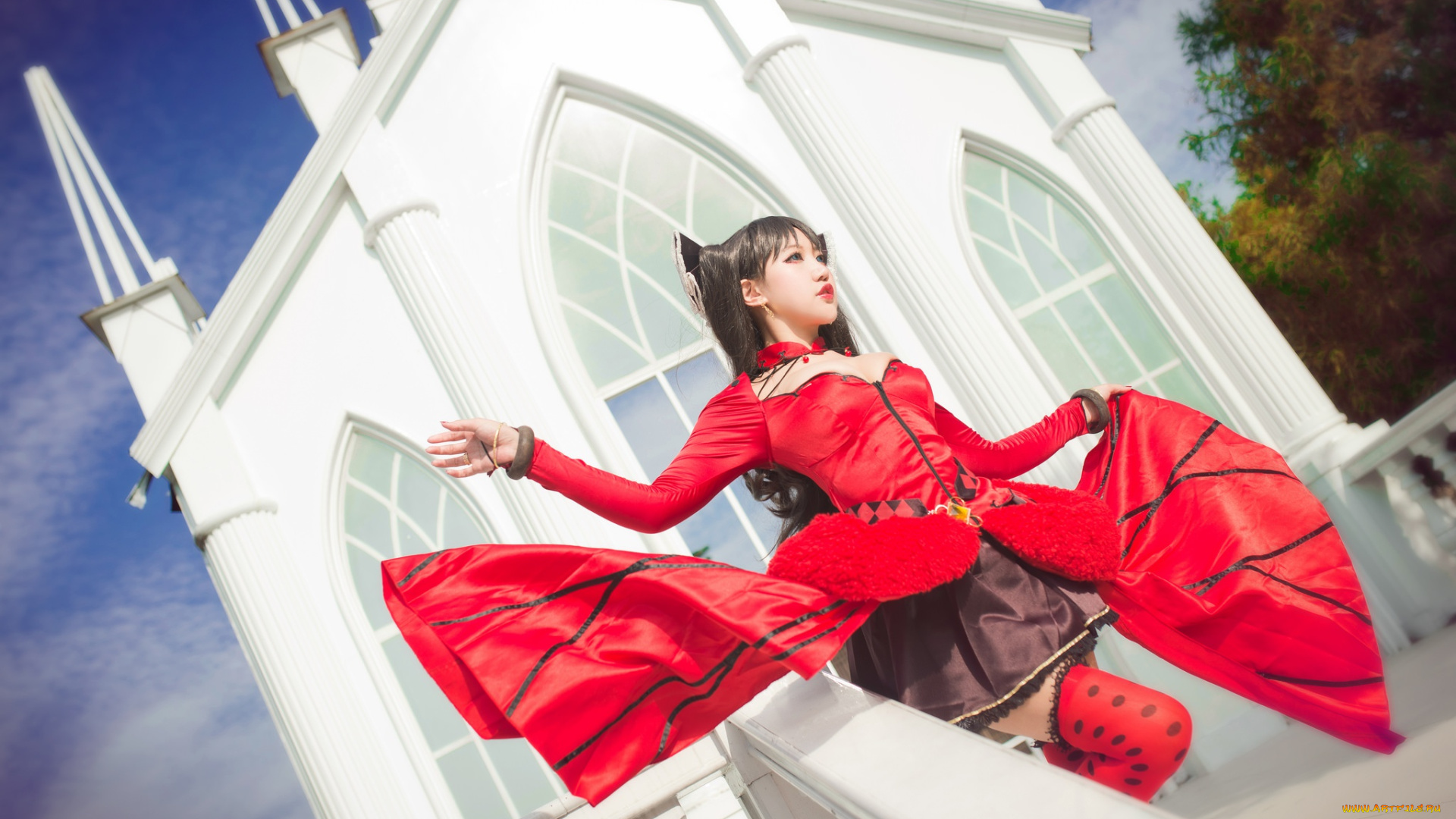 разное, cosplay, , косплей, подол, голубой, фон, азиатка, прогулка, наряд, образ, арки, костюм, руки, окна, замок, движение, стиль, поза, красный, девушка, взгляд, небо, белый