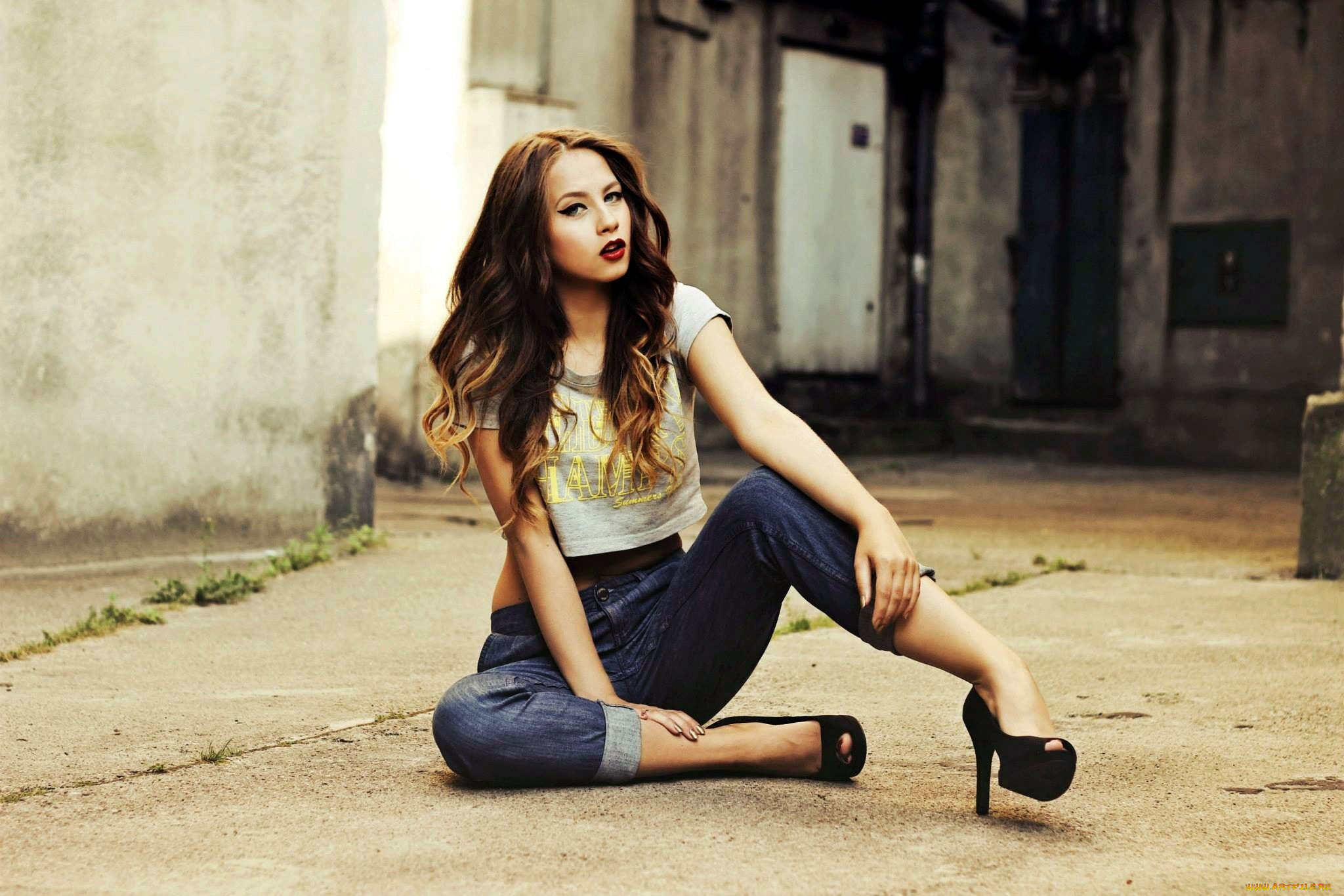 девушки, -, рыжеволосые, и, разноцветные, джинсы, поза