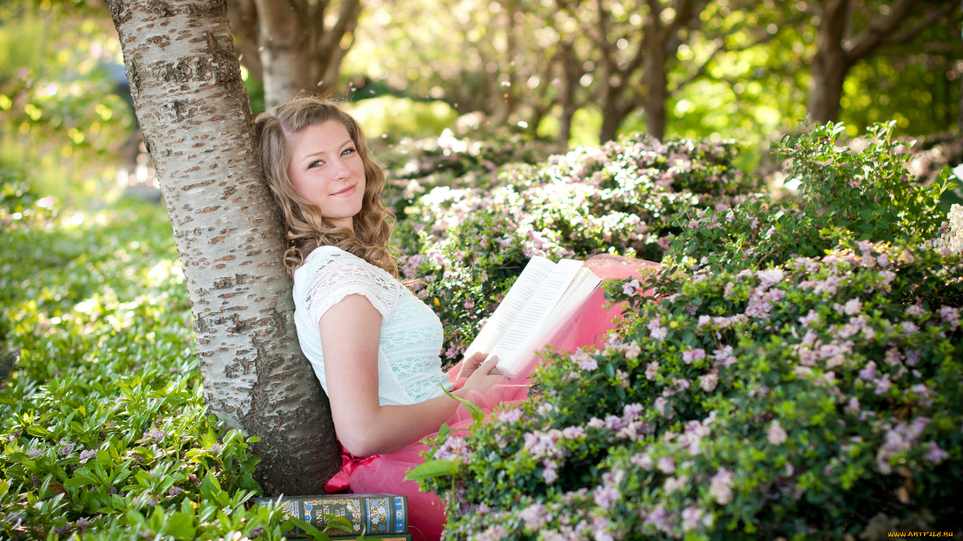 девушки, -unsort, , блондинки, чтение, книги, улыбка, взгляд, девушка, парк