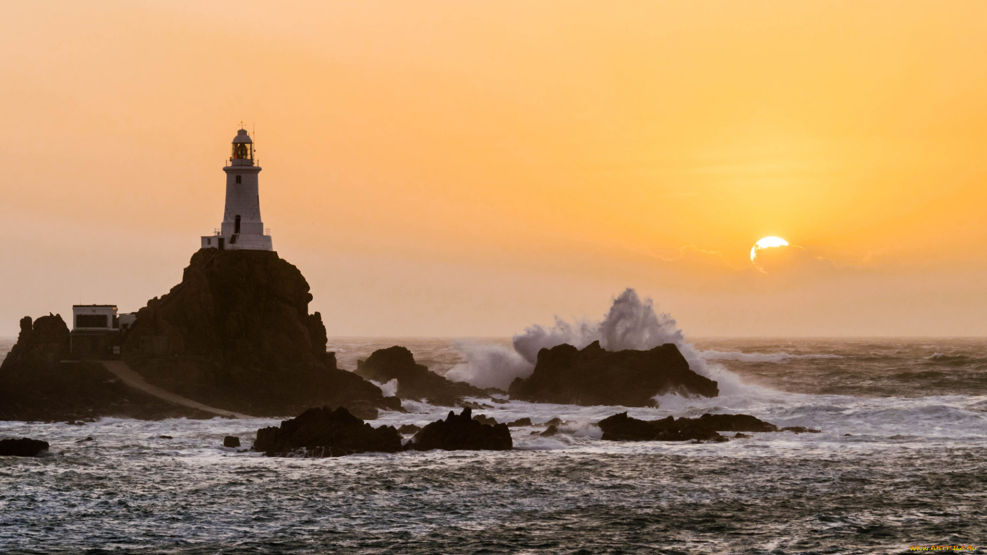 природа, маяки, брызги, море, волны, маяк, облака, небо, горизонт, закат, камни, взволнованное