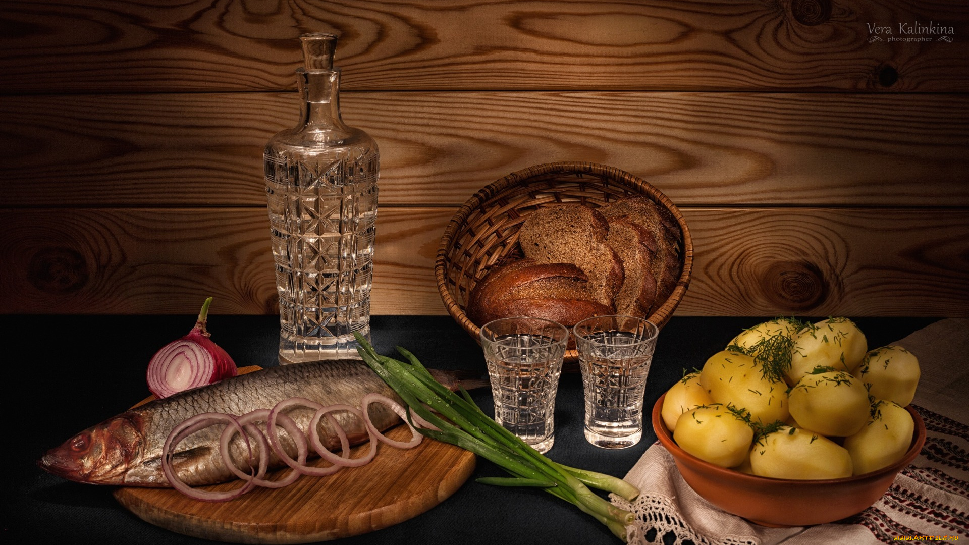 еда, натюрморт, лук, картофель, хлеб, графин, селедка, водка