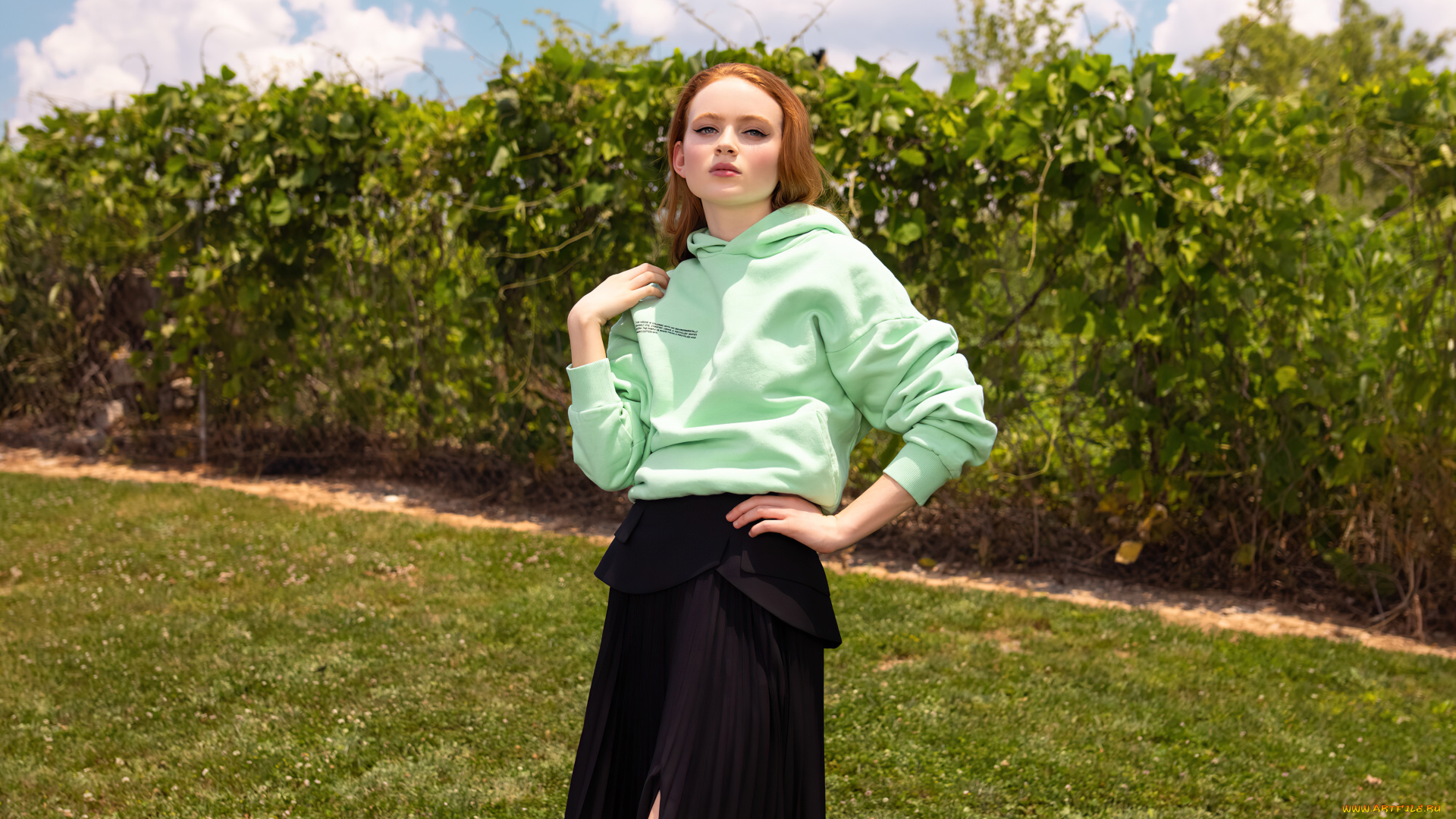 девушки, sadie, sink, рыжая, толстовка, юбка, лужайка, кусты