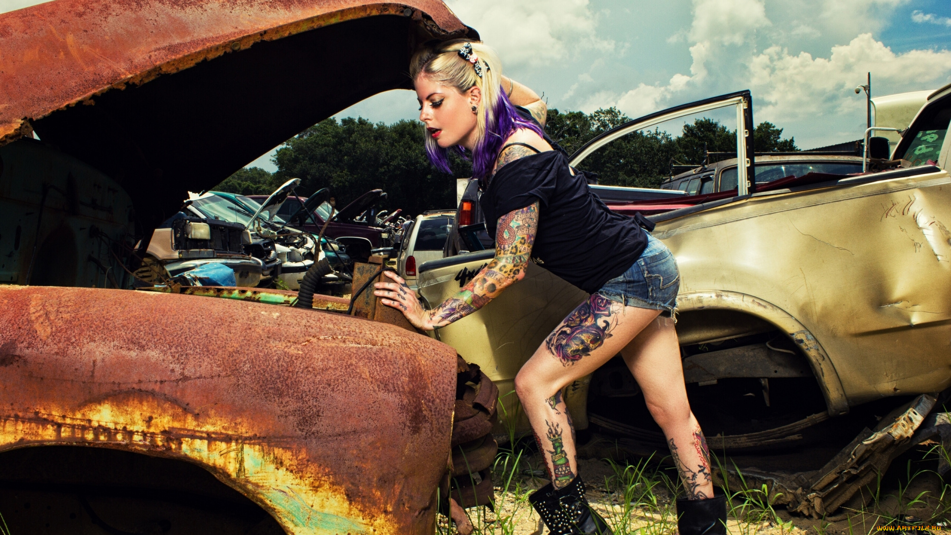 девушки, -unsort, , блондинки, ноги, металлолом, автосвалка, капот, шорты, тату