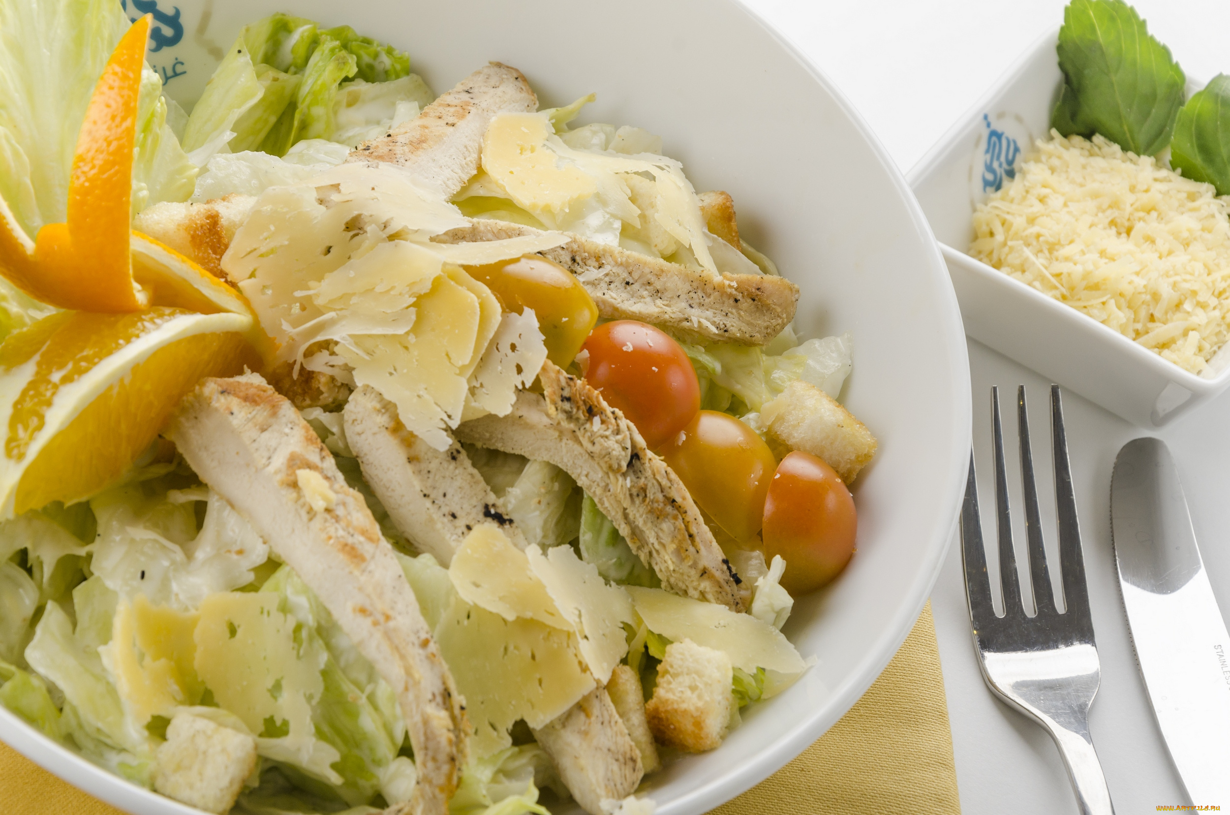 еда, салаты, , закуски, гренки, мясо, салат, зелень, соус