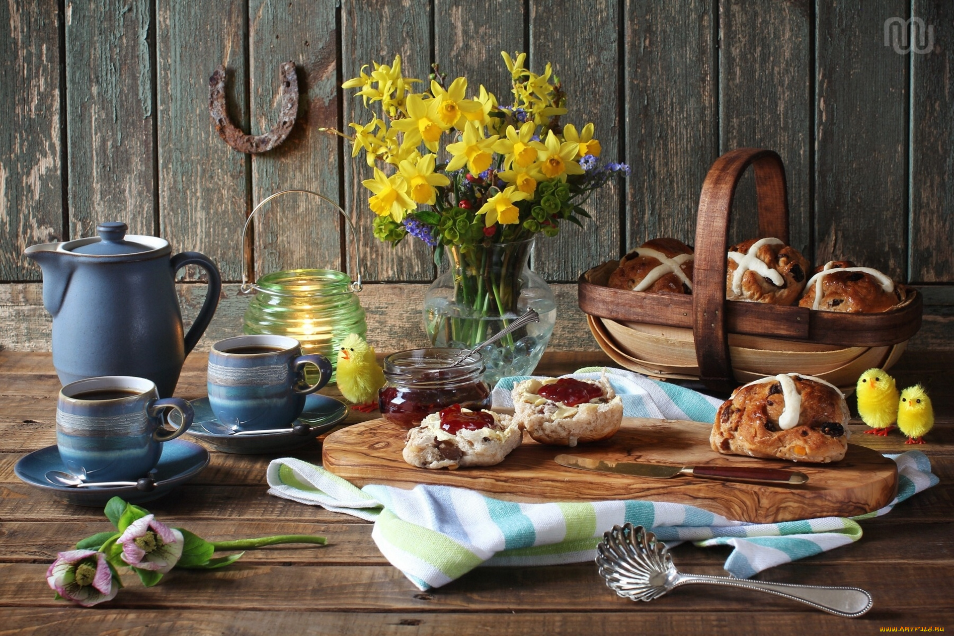 еда, натюрморт, кофе, настроение, подкова, посуда, морозник, булочки, цыплята, нарциссы, букет