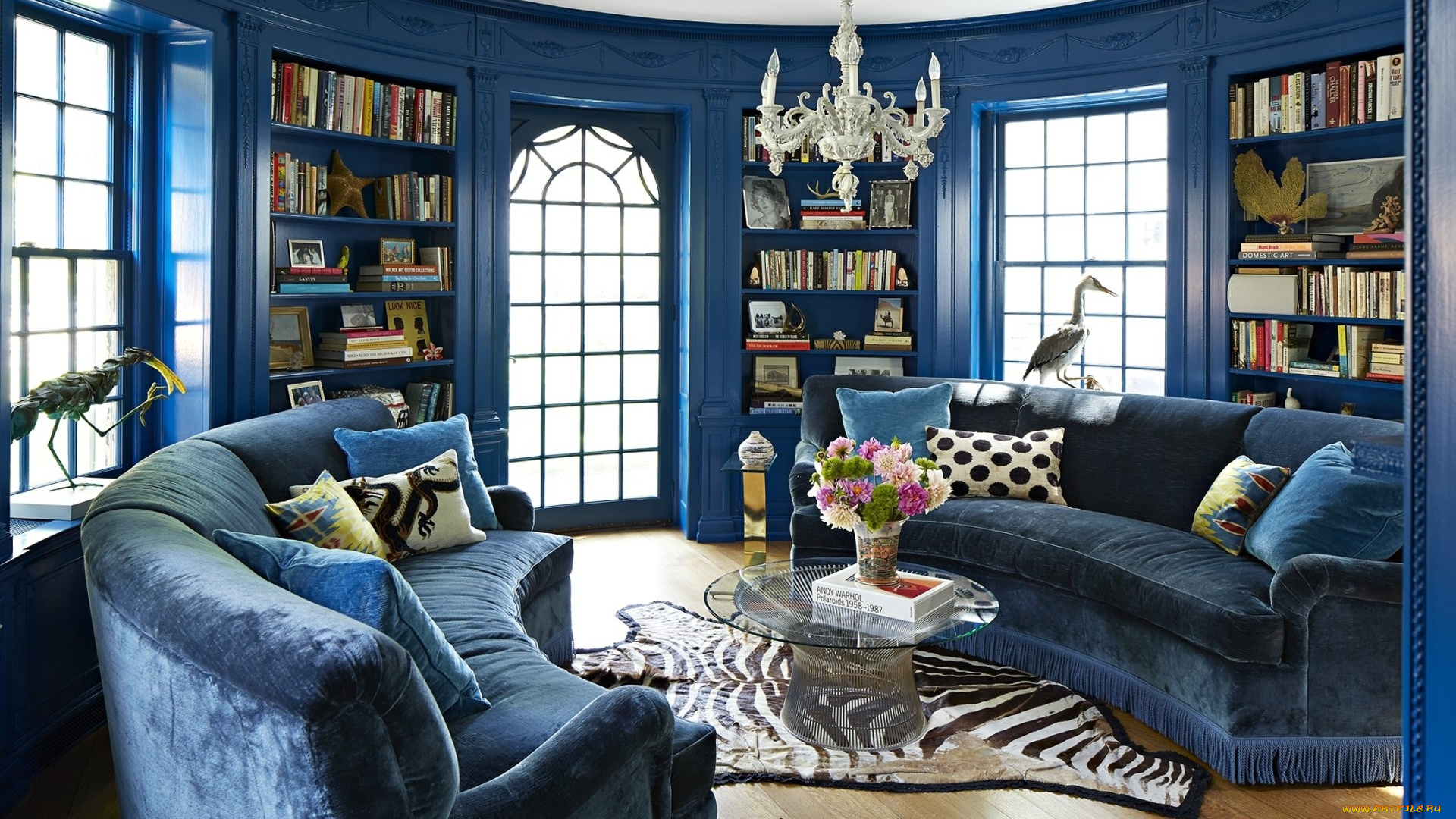 интерьер, гостиная, люстра, диваны, книжные, шкафы