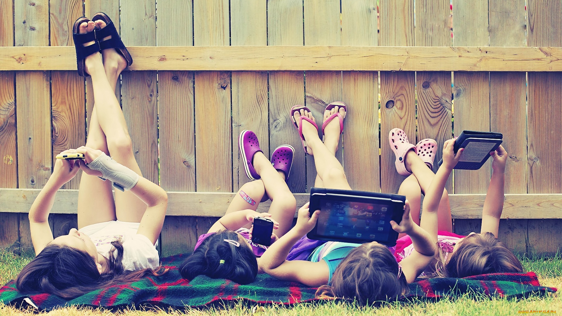 разное, люди, дети, забор, подстилка, гаджеты