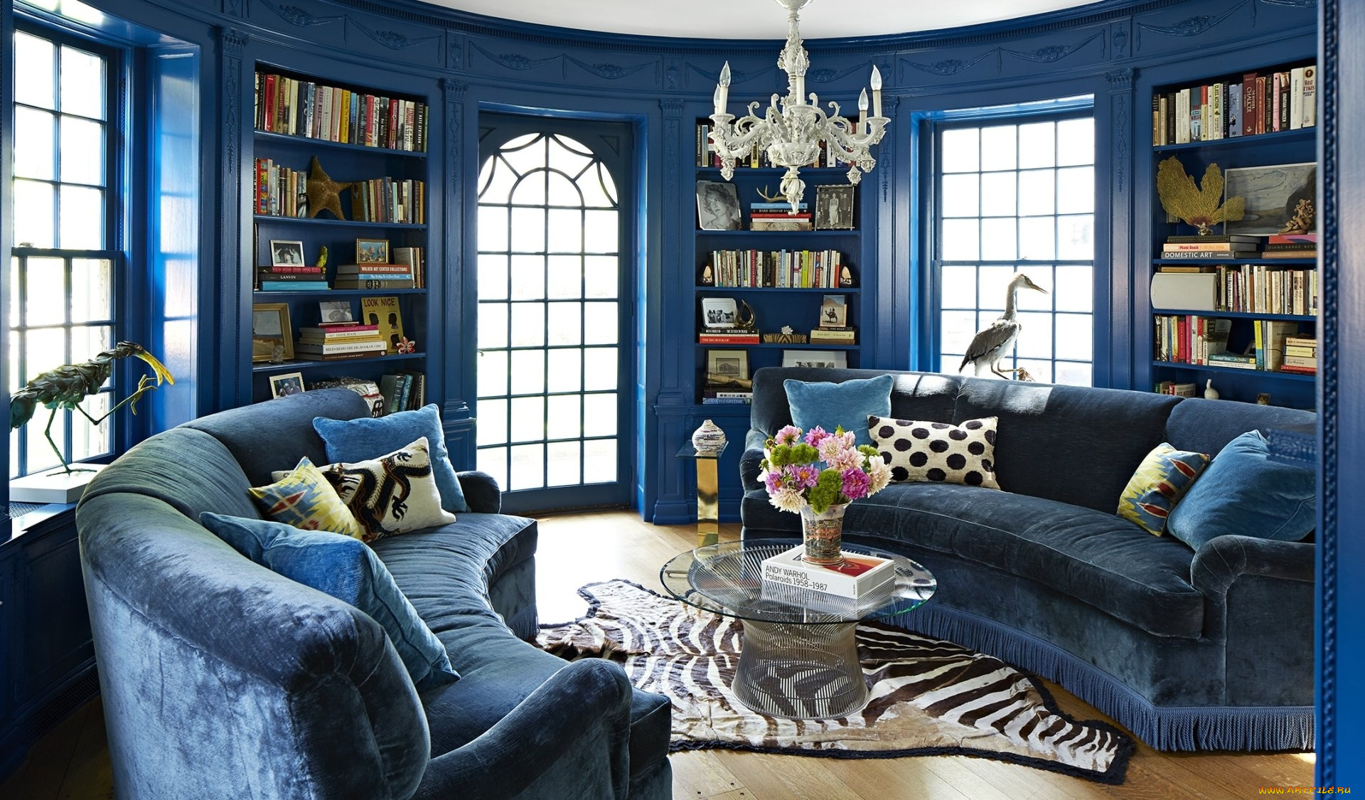 интерьер, гостиная, люстра, диваны, книжные, шкафы