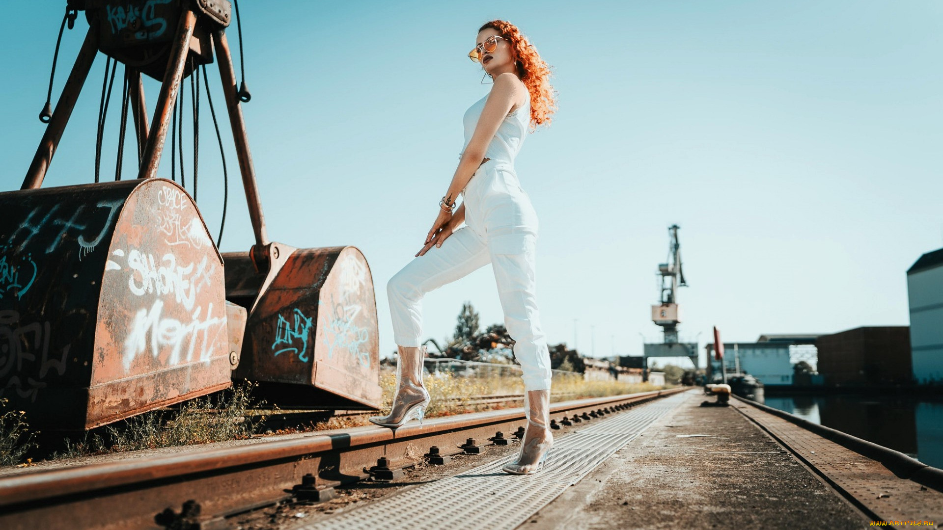 девушки, -, рыжеволосые, и, разноцветные, рыжая, костюм, очки, рельсы, краны