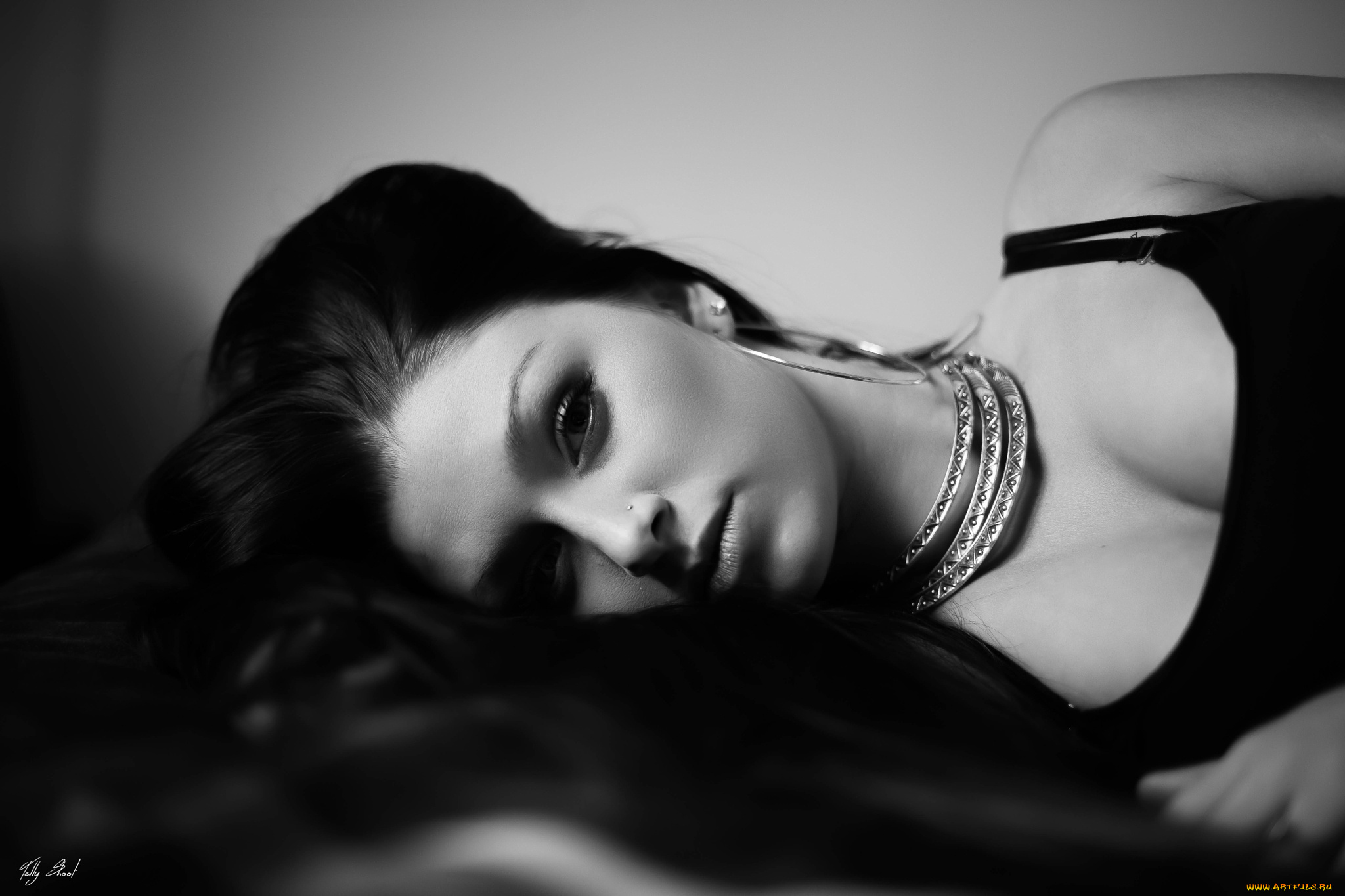 девушки, -unsort, , Черно-белые, обои, черно, смотрит, лежит, девушка, фото, белое