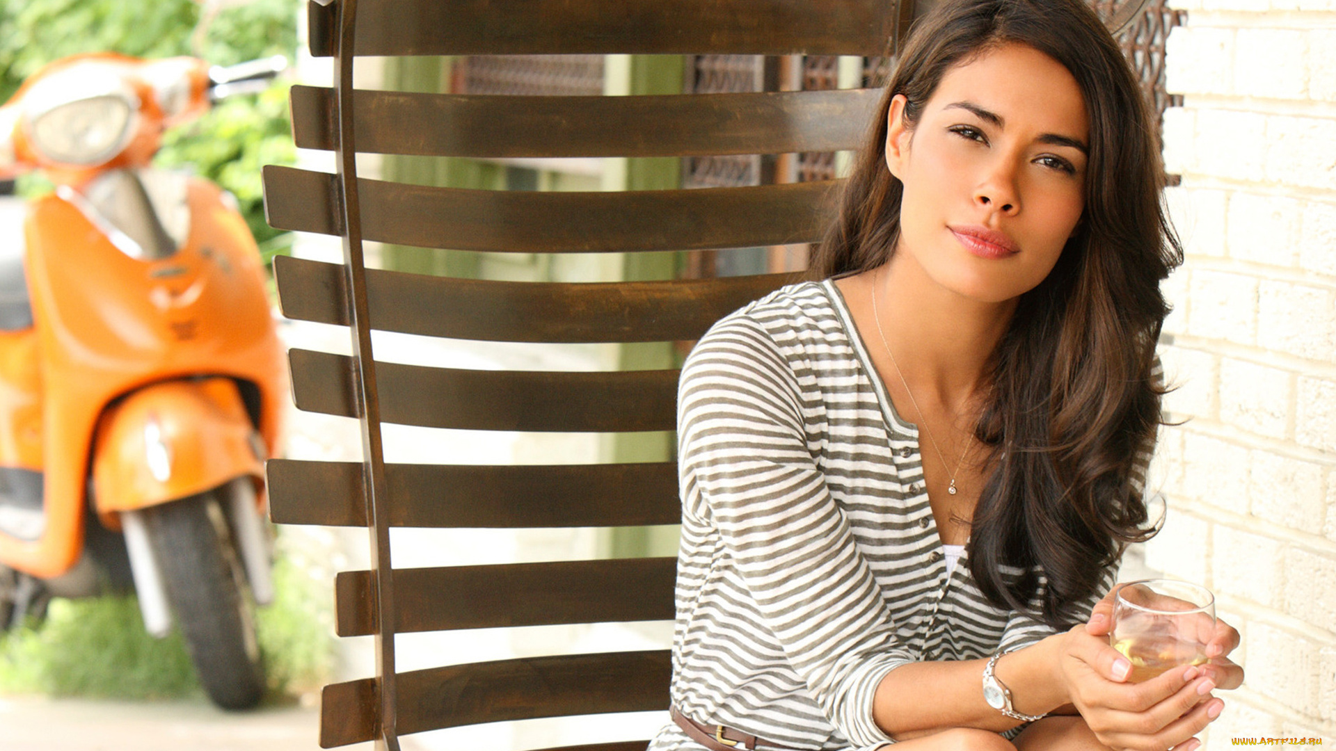 daniella, alonso, девушки, daniella, alonso, мотороллер, девушка, модель, брюнетка, красотка, сексуальная, поза, портрет, лицо, макияж, актриса, сша