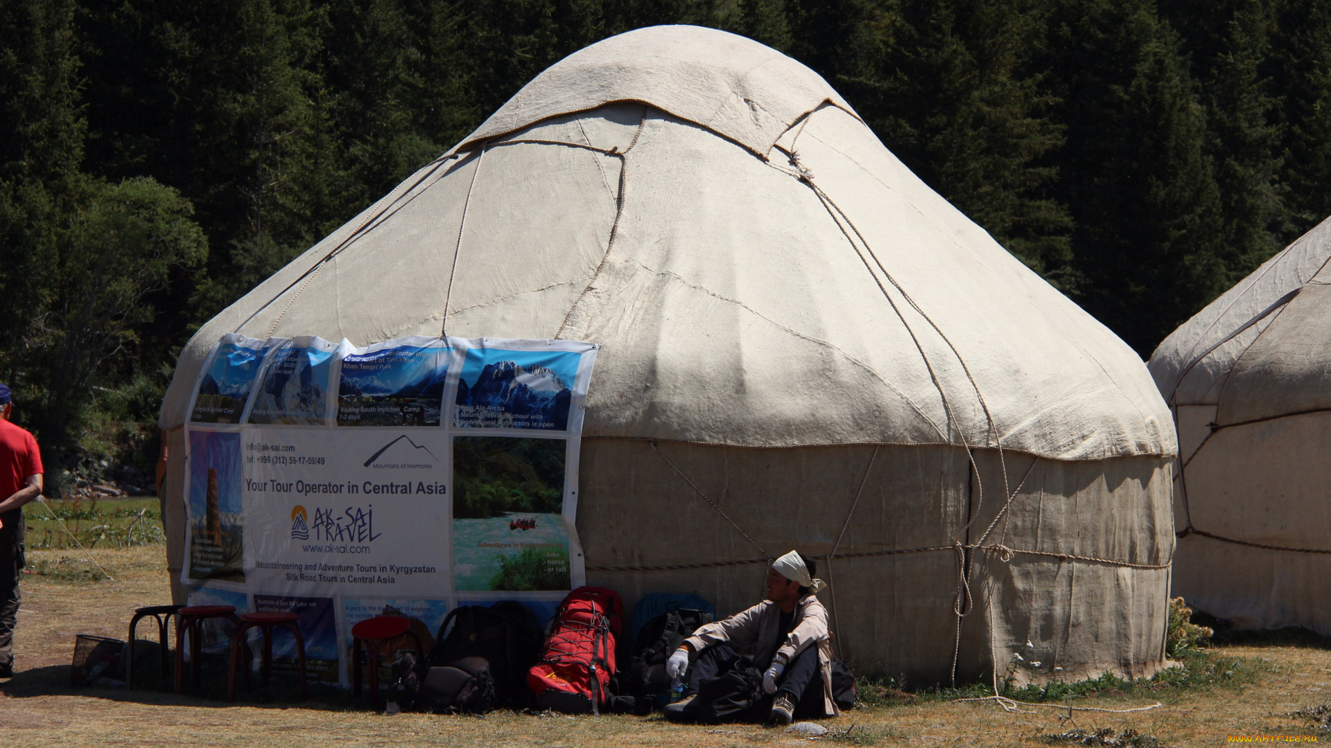 кино, фильмы, nomadland, юрты, плакат, рюкзаки, туристы