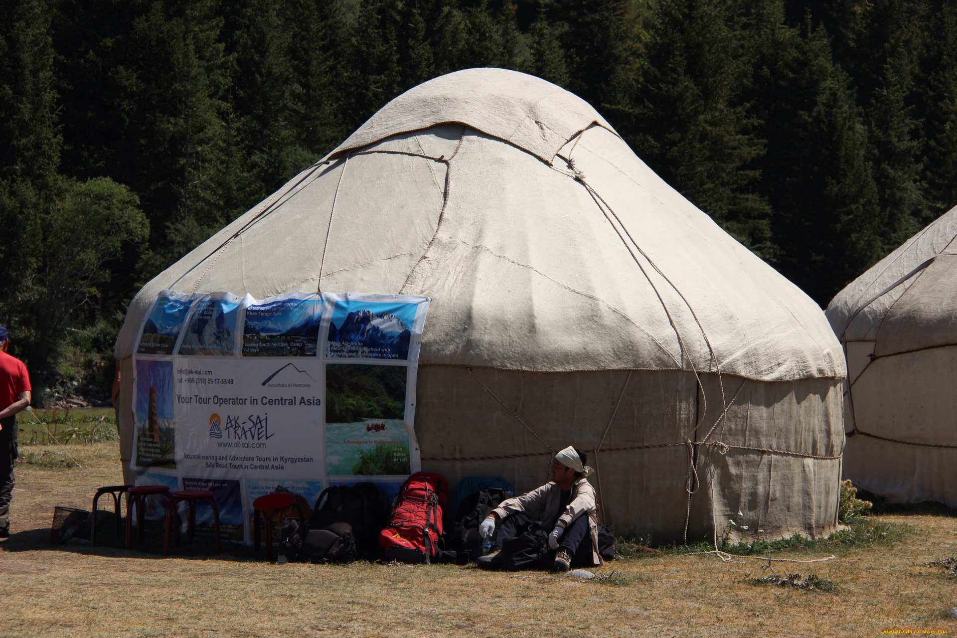 кино, фильмы, nomadland, юрты, плакат, рюкзаки, туристы