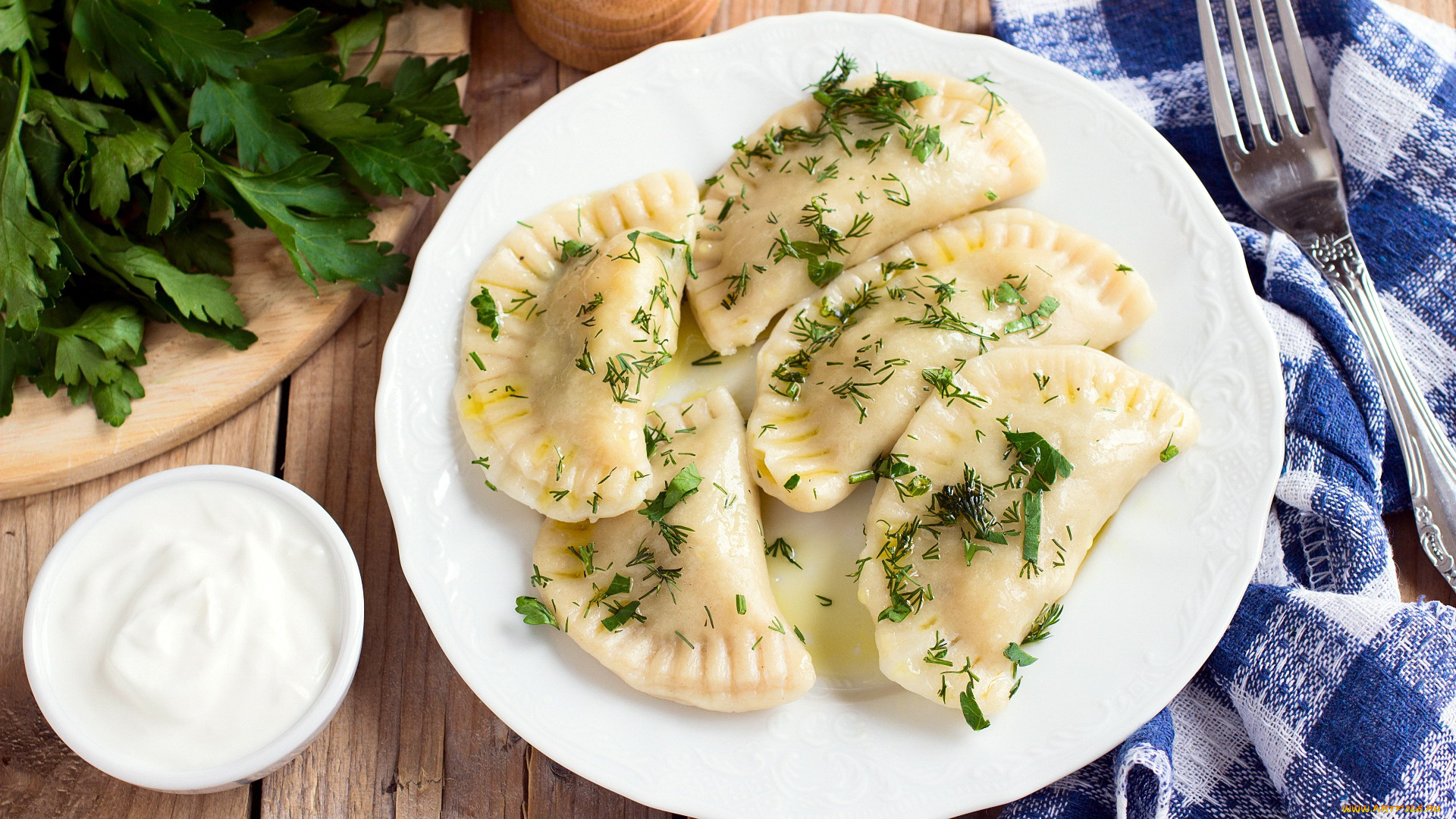 еда, пельмени, , манты, , вареники, сметана, зелень