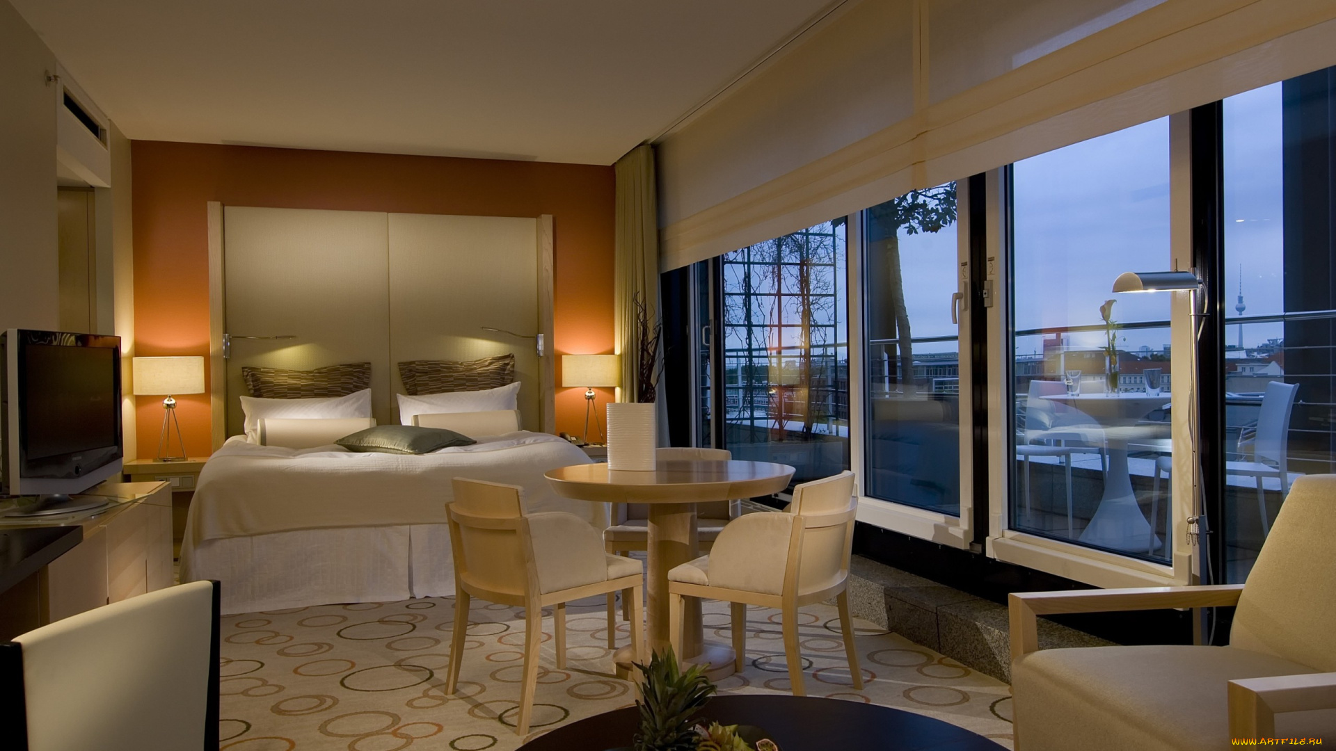 интерьер, спальня, кровать, подушки, телевизор, стол, стулья