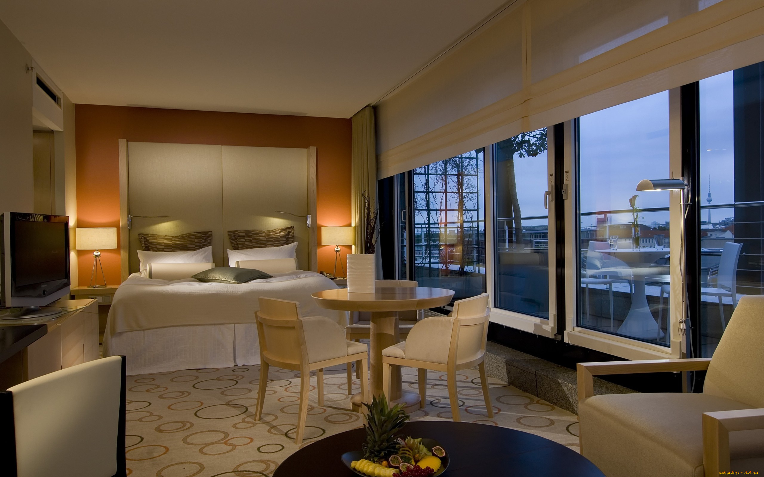 интерьер, спальня, кровать, подушки, телевизор, стол, стулья