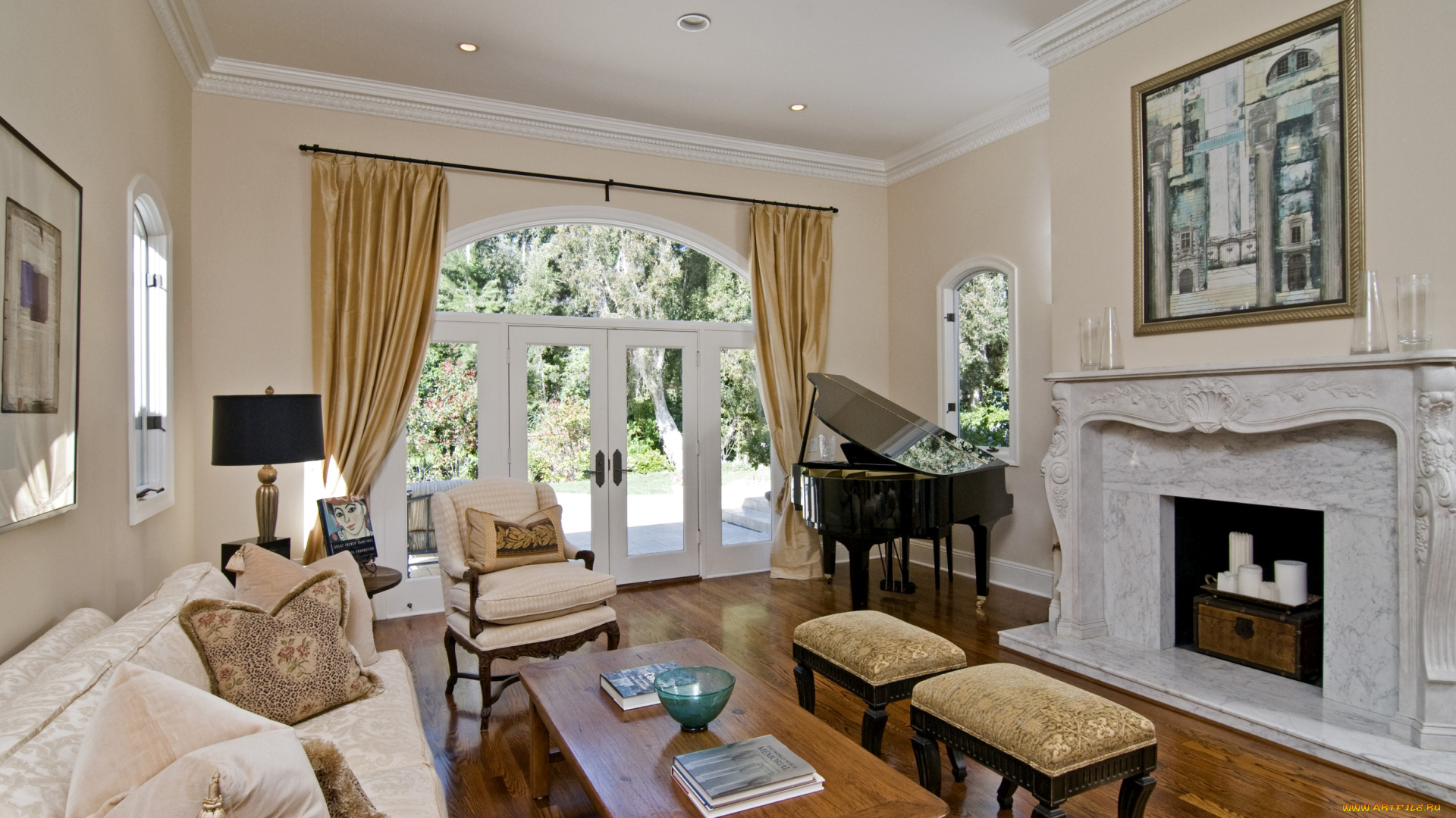 интерьер, гостиная, камин, рояль, пуфики, диван