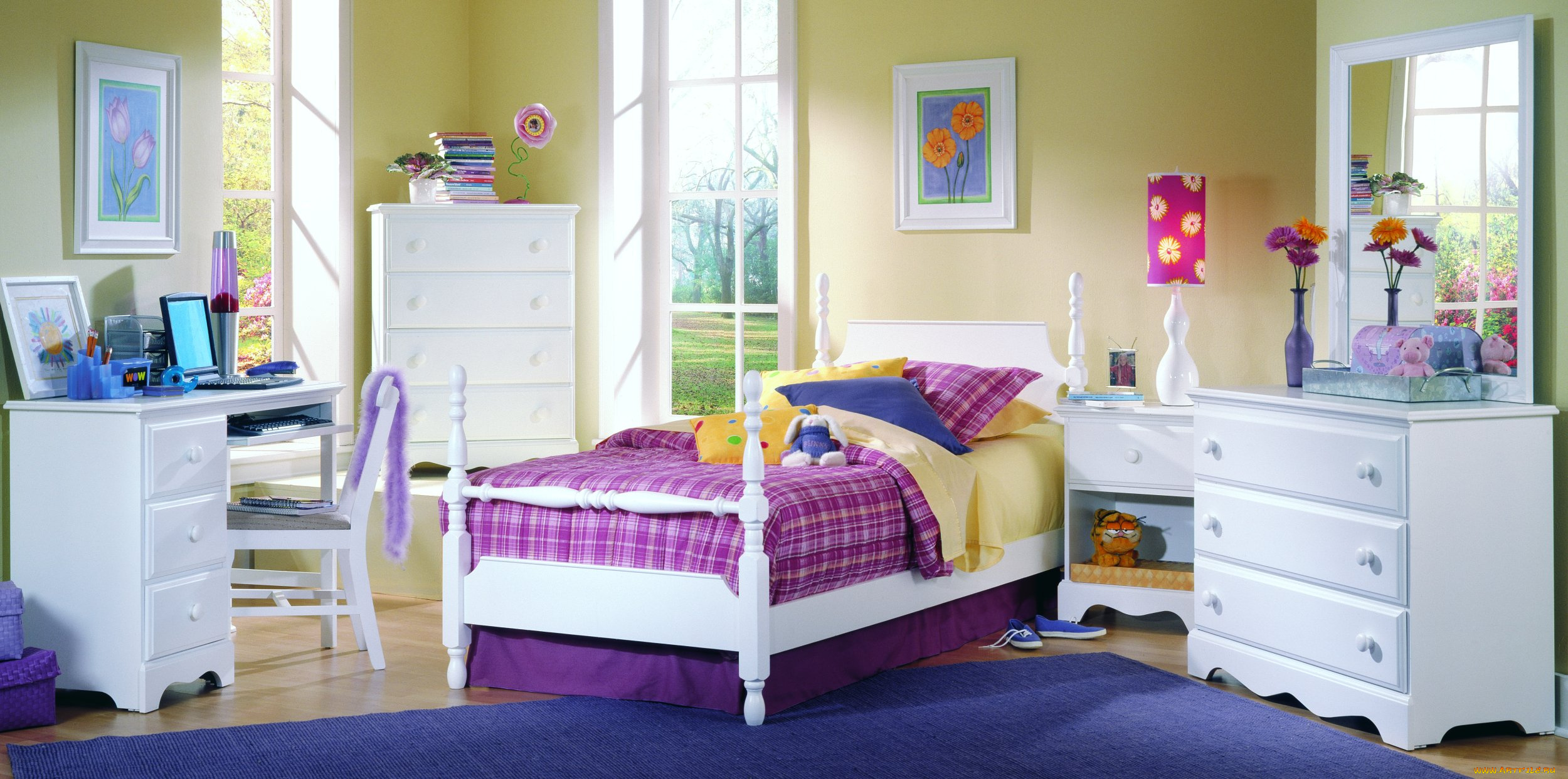 интерьер, детская, комната, игрушки, кровать, тумбочки, вазы, цветы