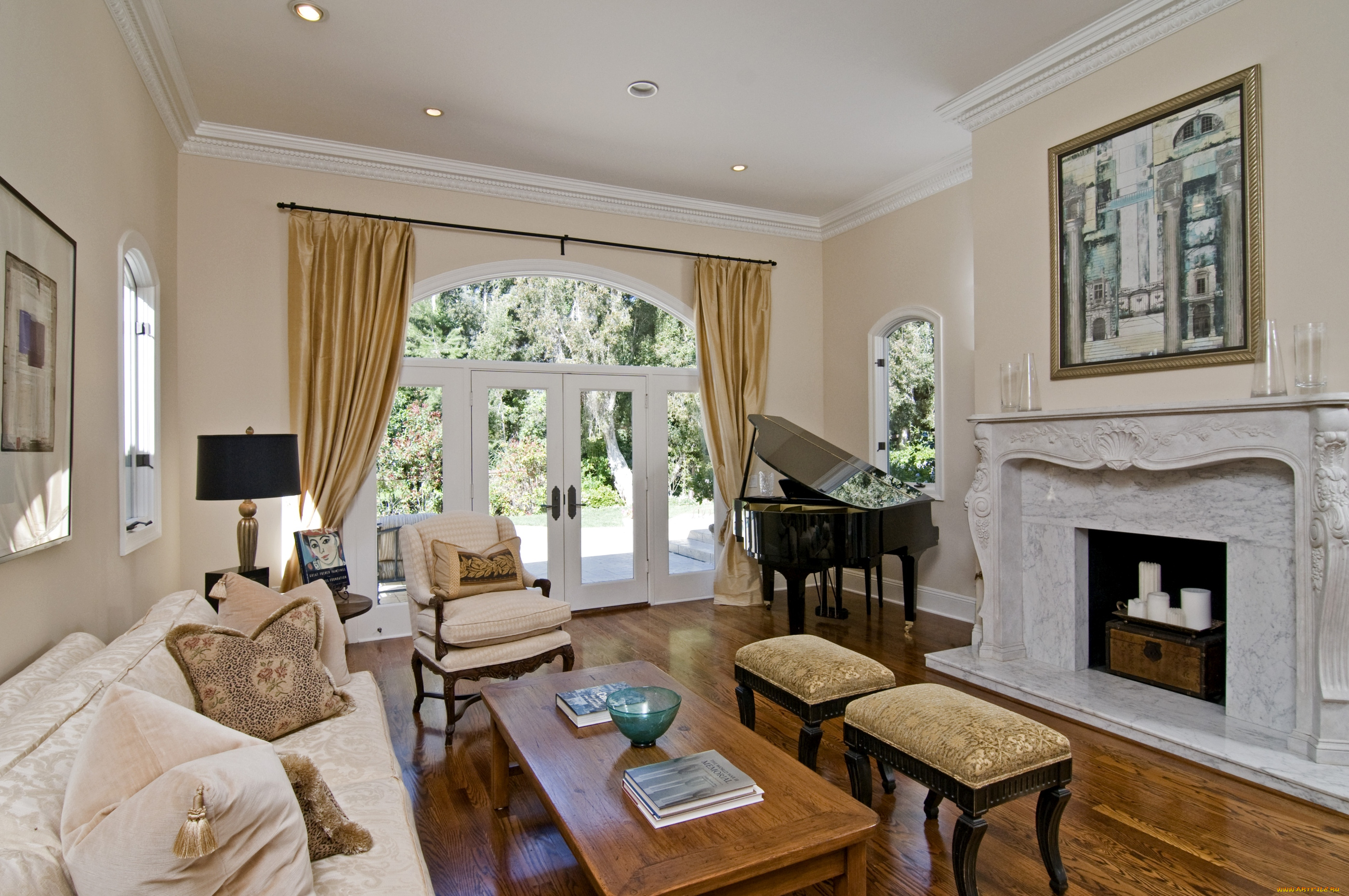 интерьер, гостиная, камин, рояль, пуфики, диван