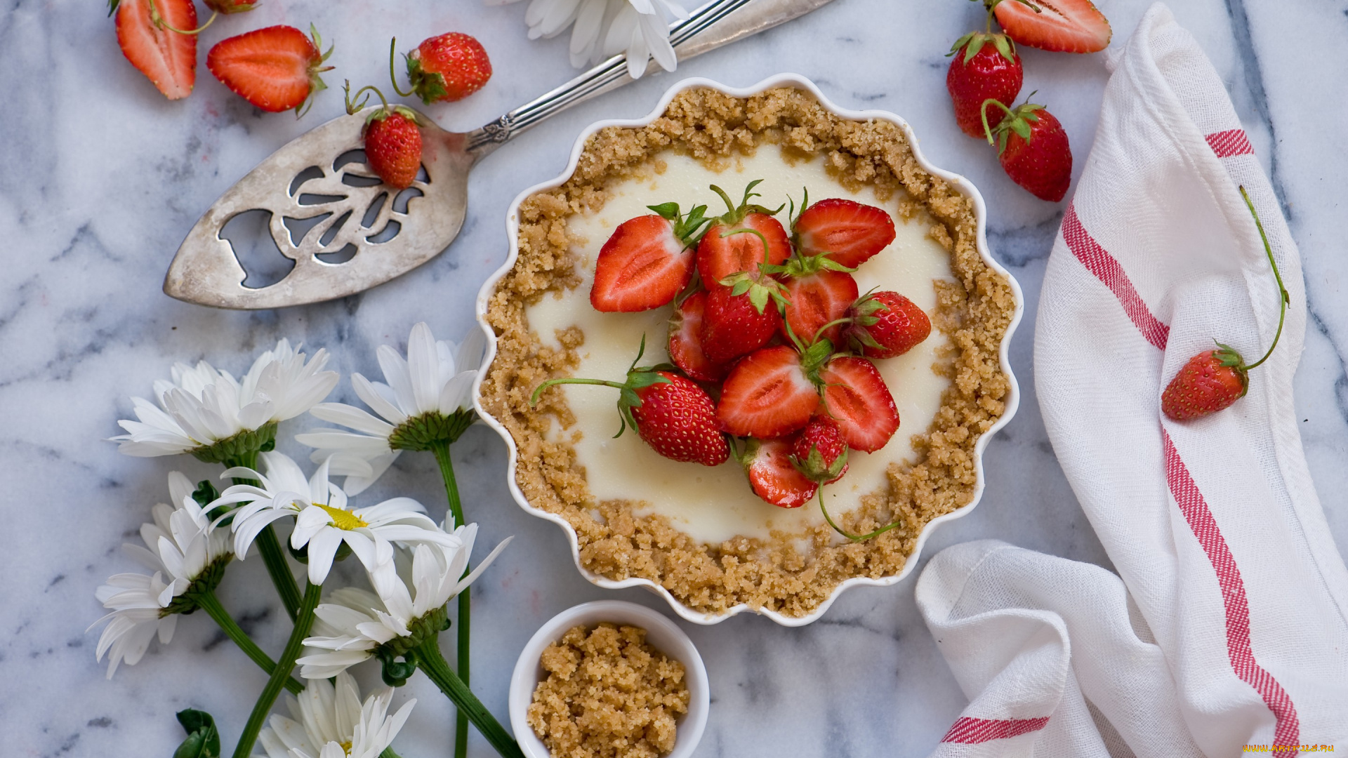 еда, пироги, клубника, пирог, натюрморт, полотенце, лопатка, цветы, ромашки, ягоды, клубничный