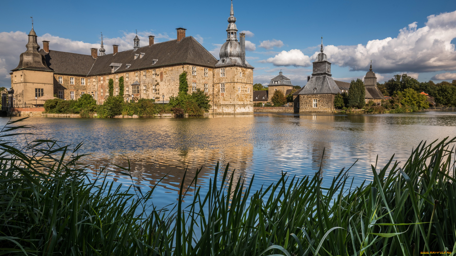 города, замки, германии, солнечно, castle, lembeck, облака, германия, деревья, камыши, замок, небо, пруд