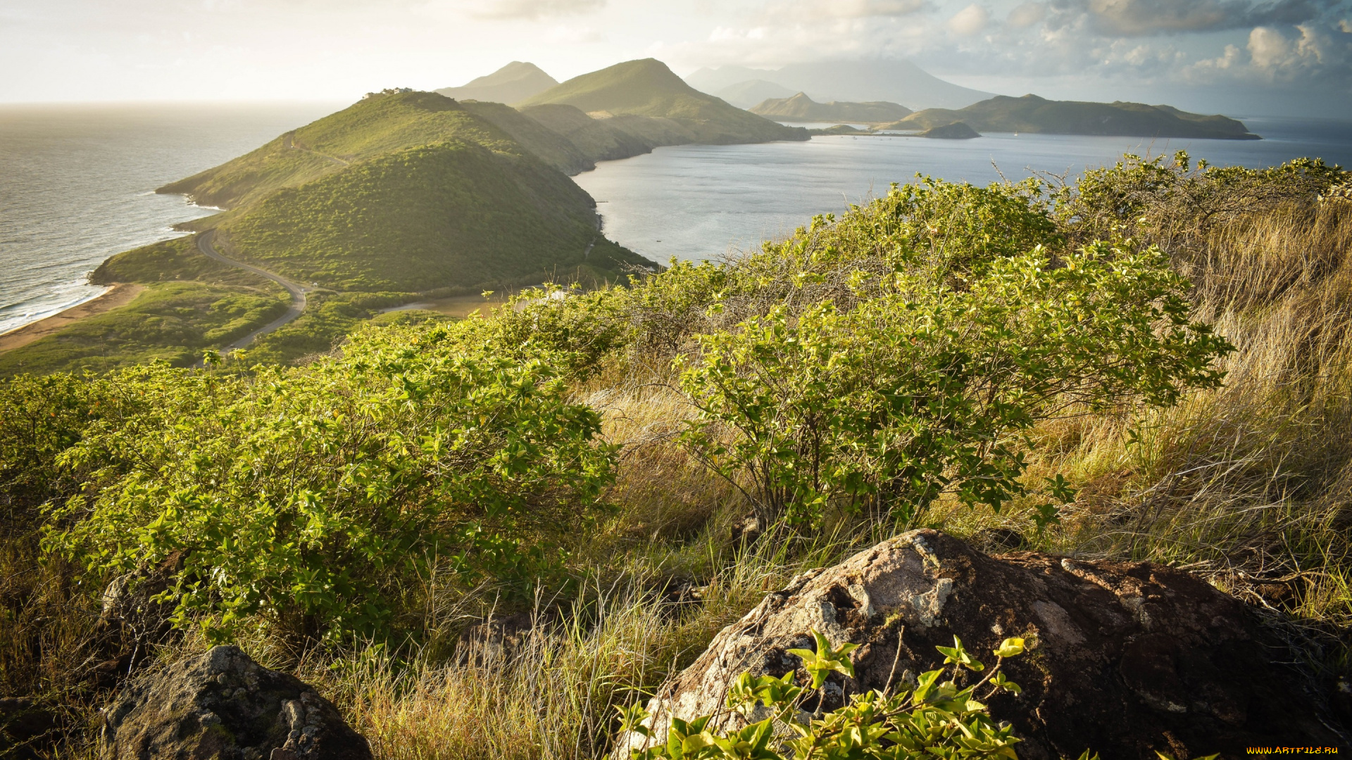 природа, побережье, кусты, возвышенность, небо, трава, камни, caribbean, горизонт, острова, море, дымка, солнце, горы, дорога, облака, панорама