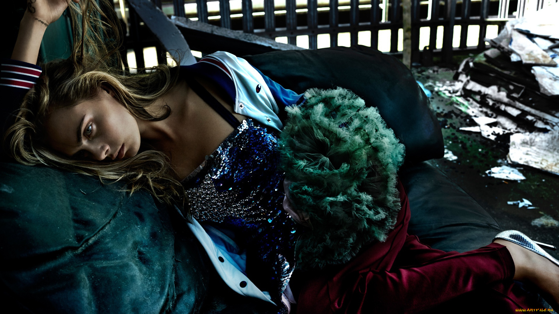 девушки, cara, delevingne, диван, куртка, блондинка, модель