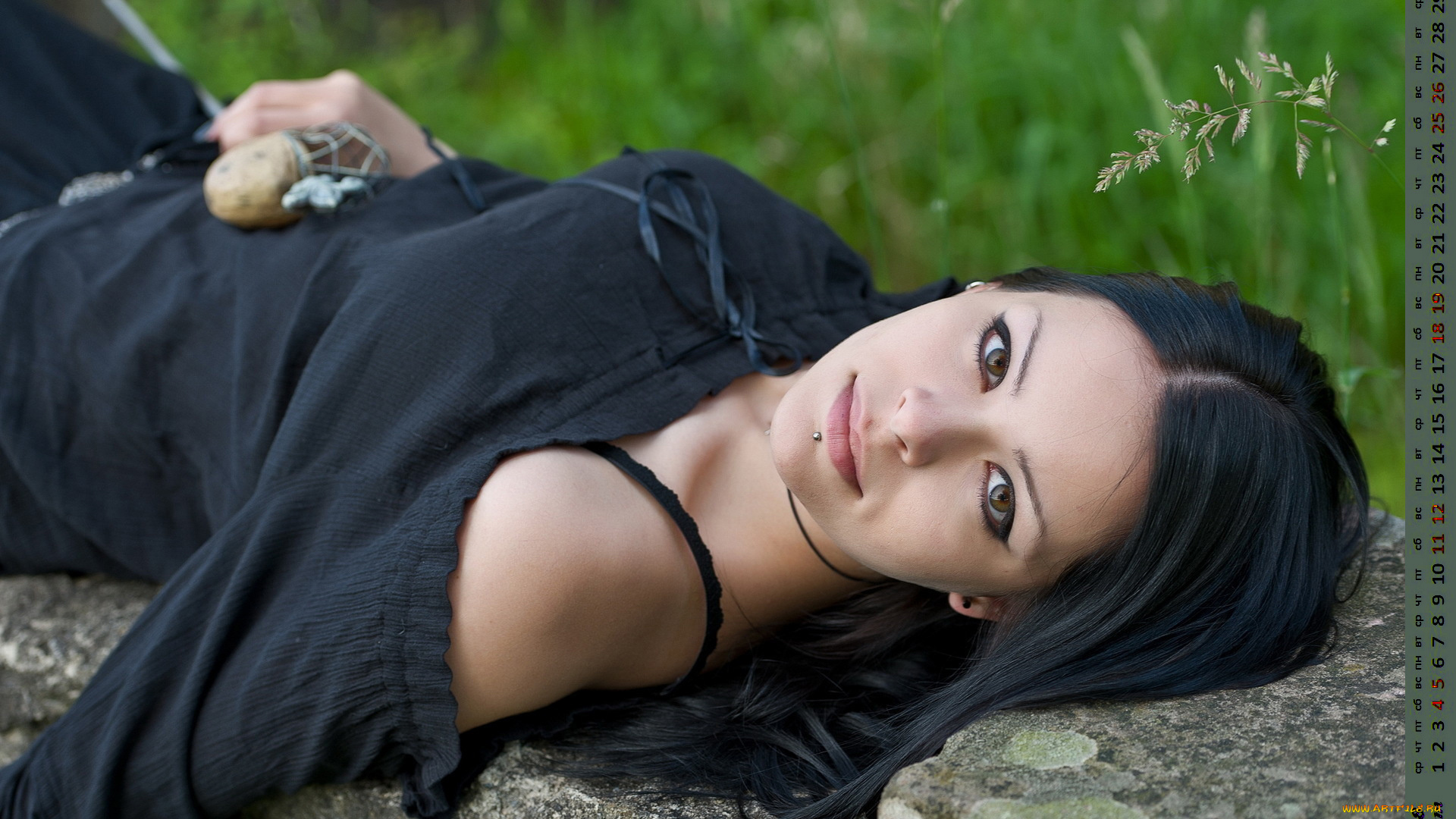 календари, девушки, трава, взгляд