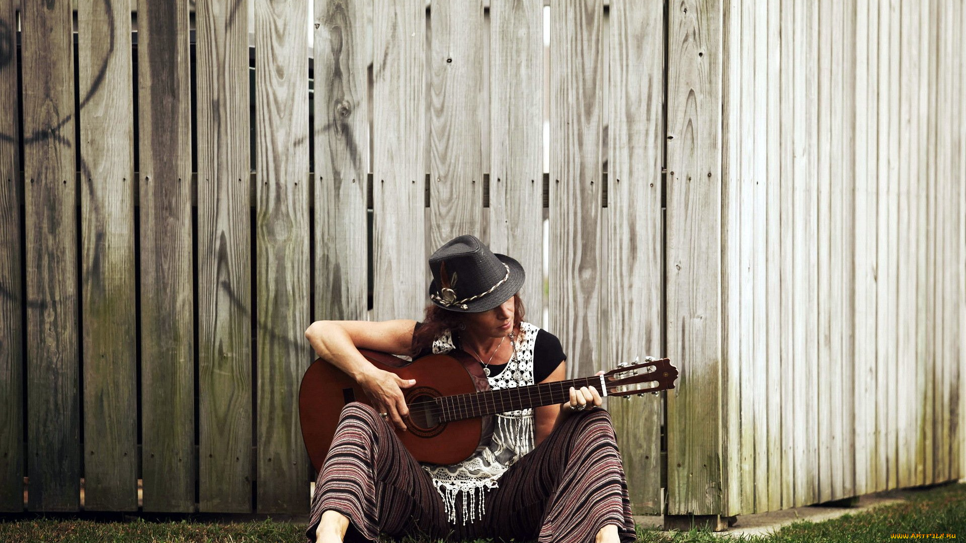 музыка, -другое, улица, забор, гитара, шляпа