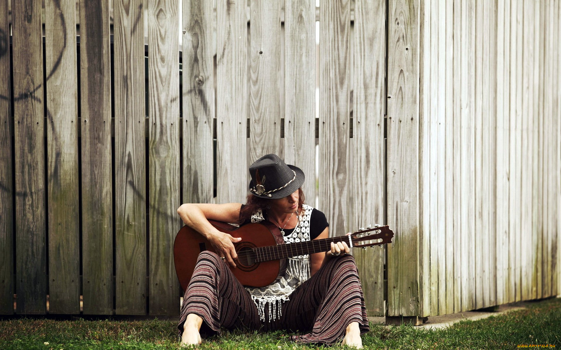 музыка, -другое, улица, забор, гитара, шляпа