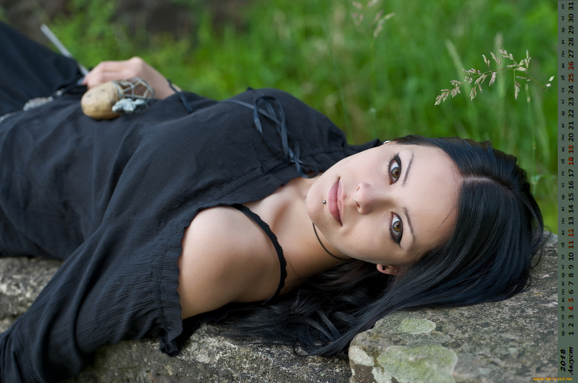 календари, девушки, трава, взгляд