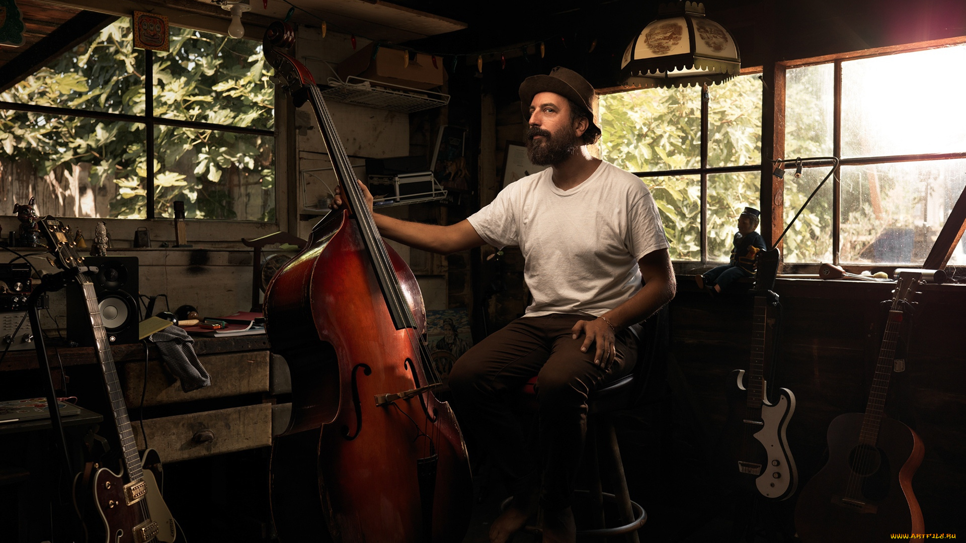 музыка, -другое, мужчина, сарай, контрабас, гитары