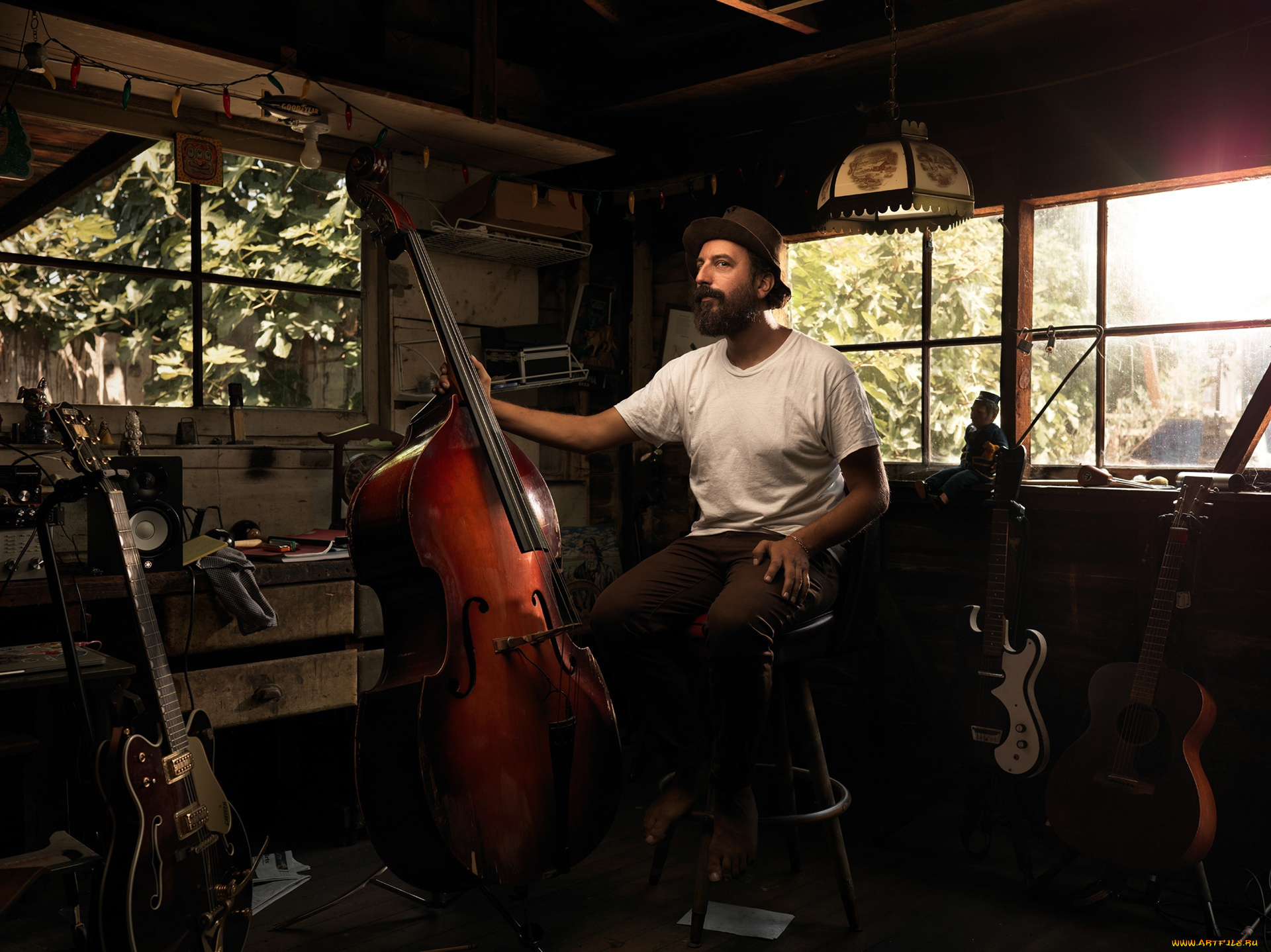 музыка, -другое, мужчина, сарай, контрабас, гитары
