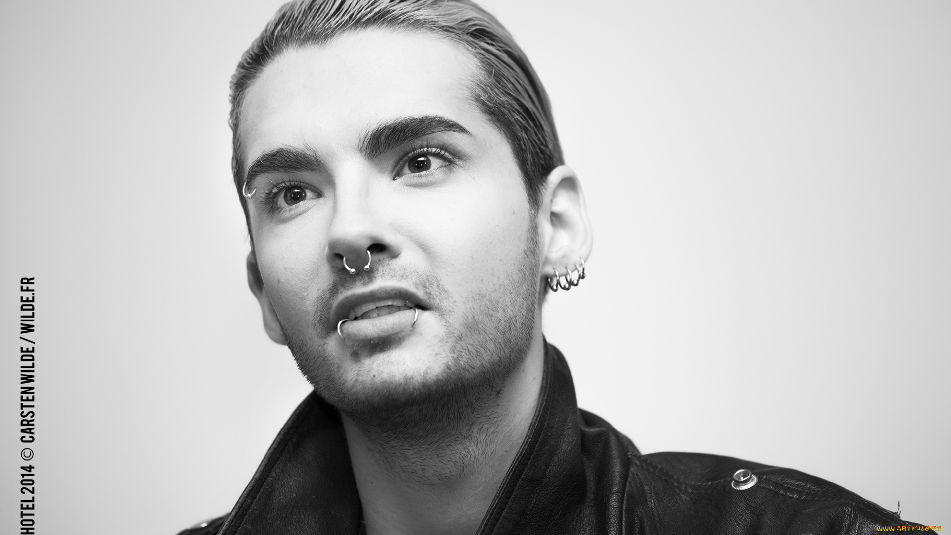 музыка, tokio, hotel, пирсинг, серьги, куртка, щетина, лицо, певец, черно-белая