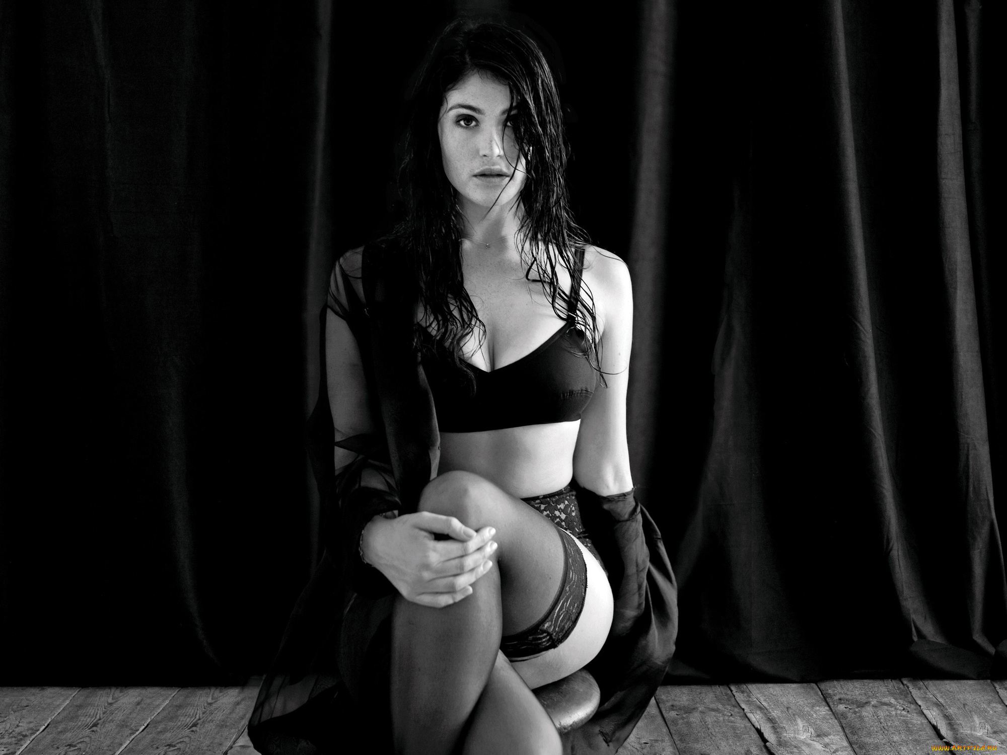 девушки, -unsort, , Черно-белые, обои, джемма, артертон, gemma, arterton, актриса, модель, позирует, сидя, взгляд, фигура, белье, фотосессия, журнал, un-titled, project, шторы, доски, черно-белое, фотограф, dennis, golonka