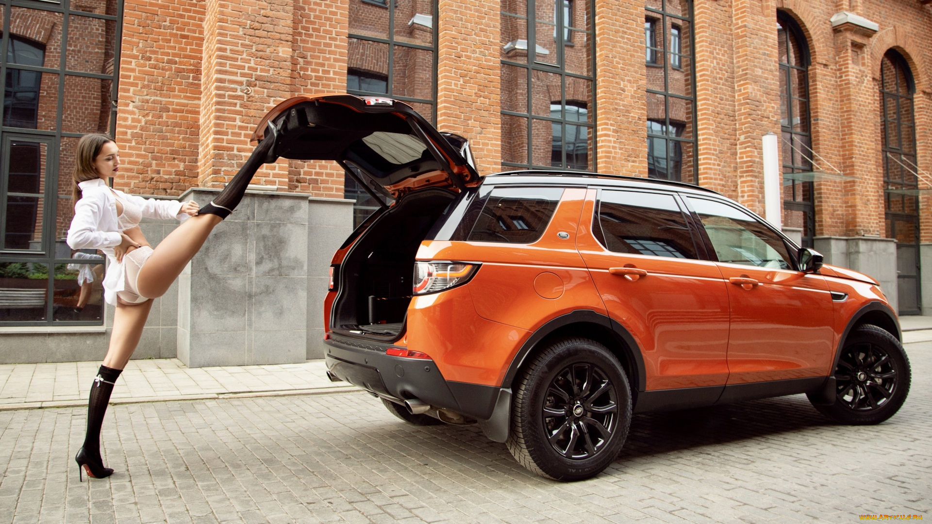 девушка, и, авто, автомобили, -авто, с, девушками, девушка, женщина, брюнетка, темноволосая, сексуальная, модель, звезда, позирует, разная, обувь, верхняя, стильная, одежда, нижнее, эротическое, бельё, трусы, лифчик, колготки, чулки, аксессуары, макияж, и, множество, элементов, на, фотографии