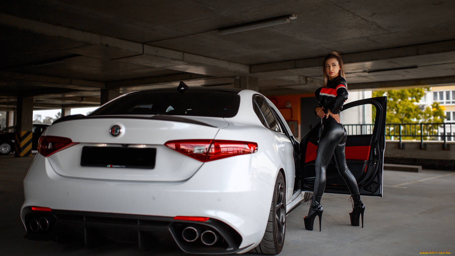 девушка, и, авто, автомобили, -авто, с, девушками, девушка, женщина, шатенка, темноволосая, сексуальная, модель, звезда, позирует, разная, обувь, верхняя, стильная, одежда, нижнее, эротическое, бельё, трусы, лифчик, колготки, чулки, аксессуары, макияж, и, множество, элементов, на, фотографии