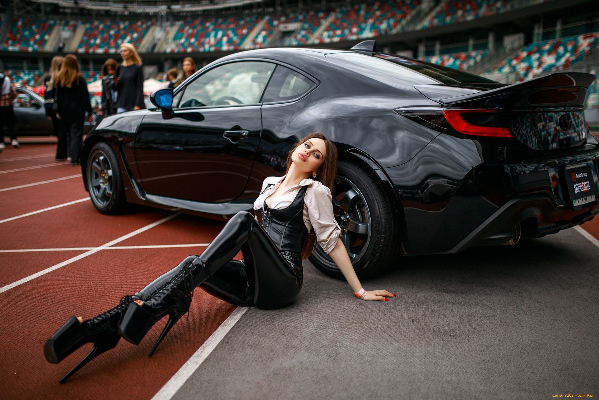 девушка, и, авто, автомобили, -авто, с, девушками, девушка, женщина, шатенка, темноволосая, сексуальная, модель, звезда, позирует, разная, обувь, верхняя, стильная, одежда, нижнее, эротическое, бельё, трусы, лифчик, колготки, чулки, аксессуары, макияж, и, множество, элементов, на, фотографии