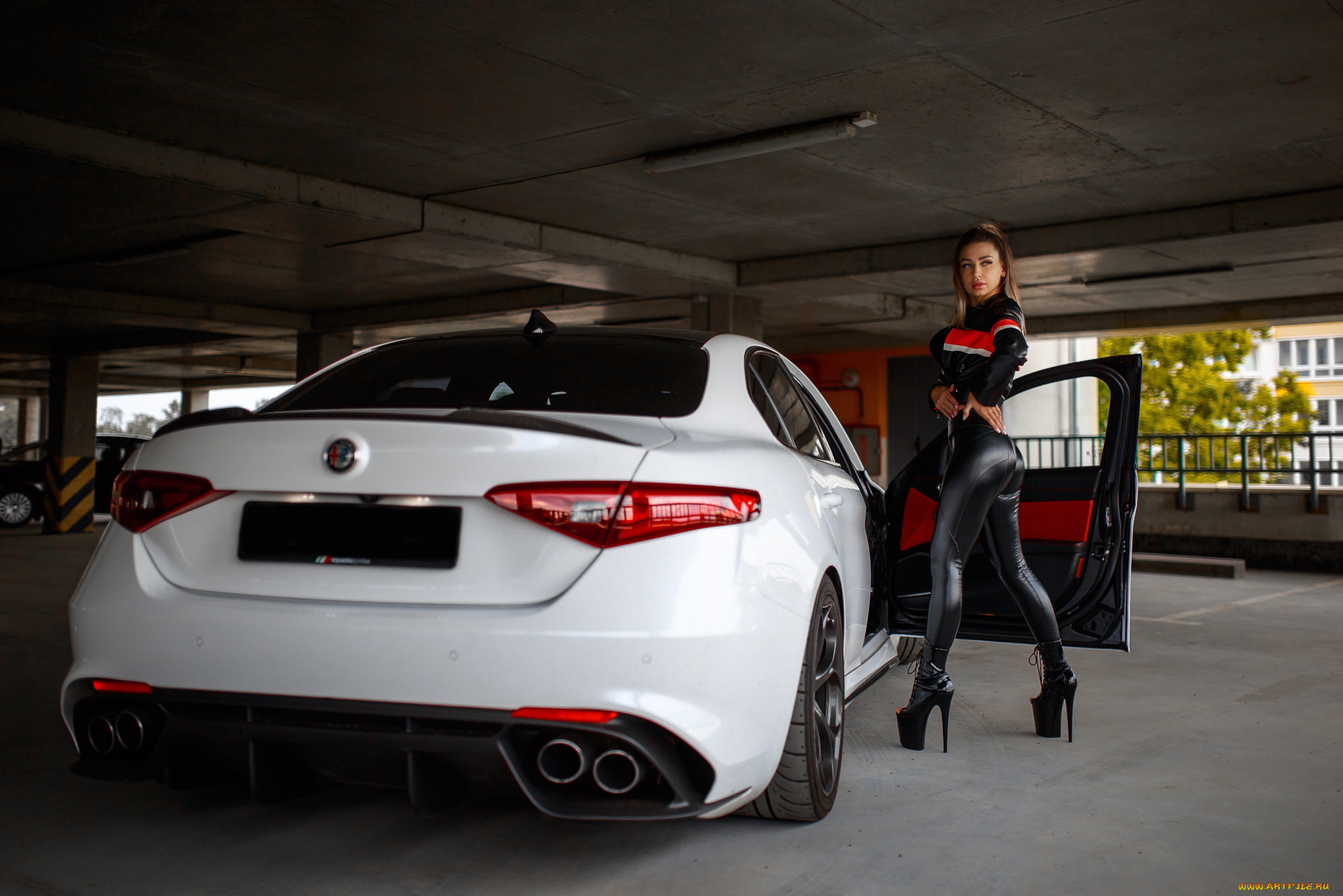 девушка, и, авто, автомобили, -авто, с, девушками, девушка, женщина, шатенка, темноволосая, сексуальная, модель, звезда, позирует, разная, обувь, верхняя, стильная, одежда, нижнее, эротическое, бельё, трусы, лифчик, колготки, чулки, аксессуары, макияж, и, множество, элементов, на, фотографии