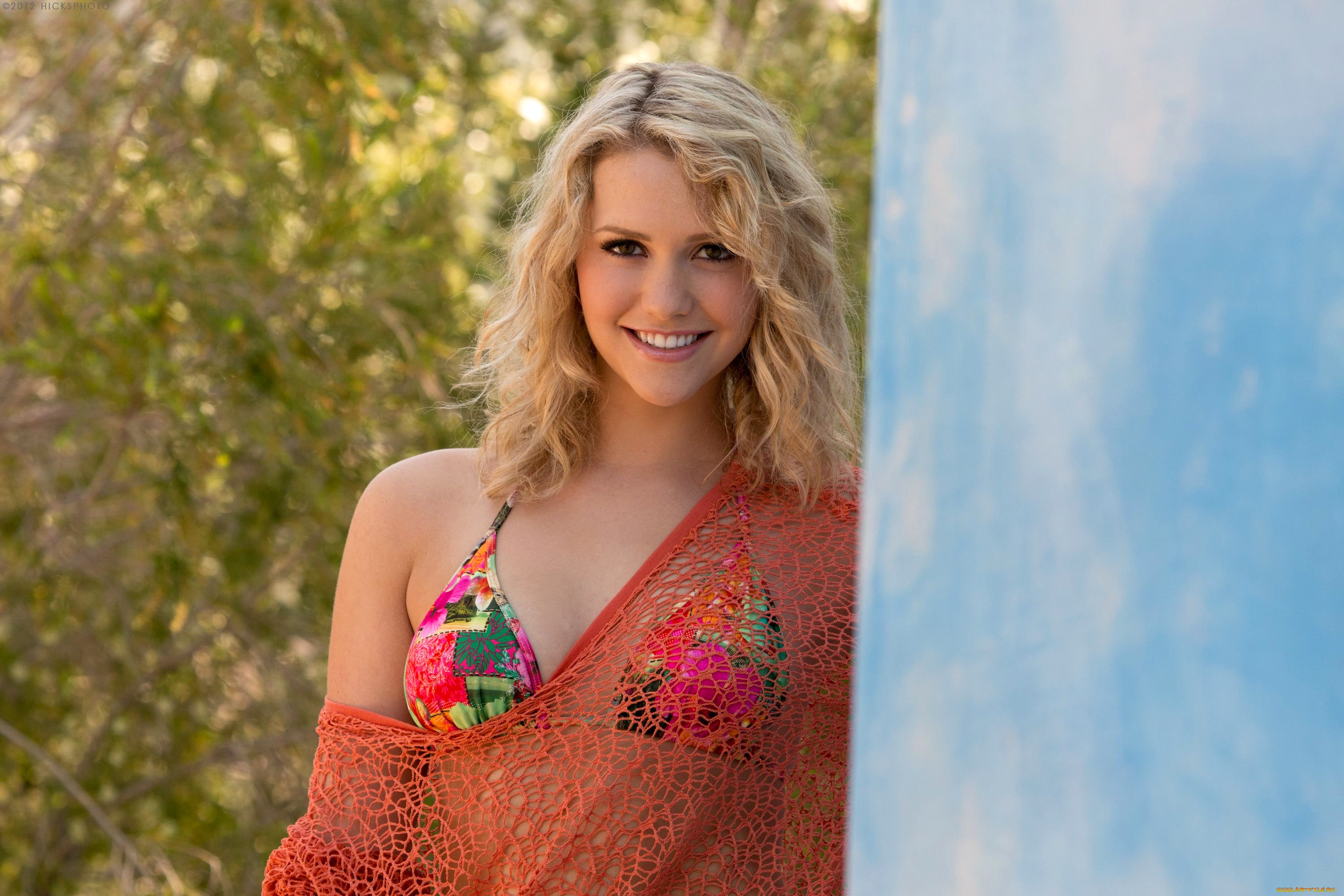 Mia, Malkova, девушки, зелень, боке, кудри, локоны, кофточка, плечи, лифчик, блондинка, взгляд, улыбка